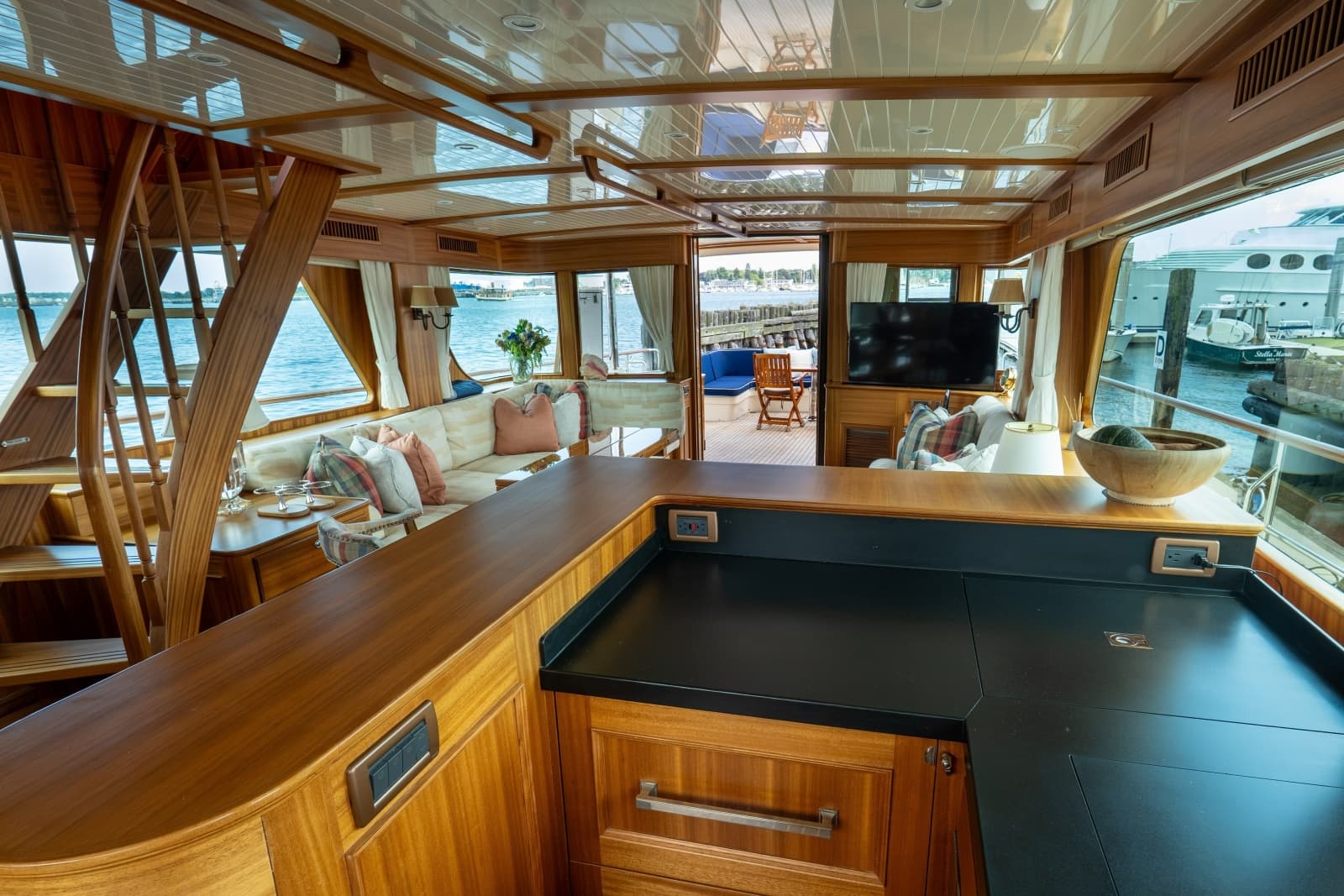 2016 Hunt Yachts 72 Flybridge - Photo 86