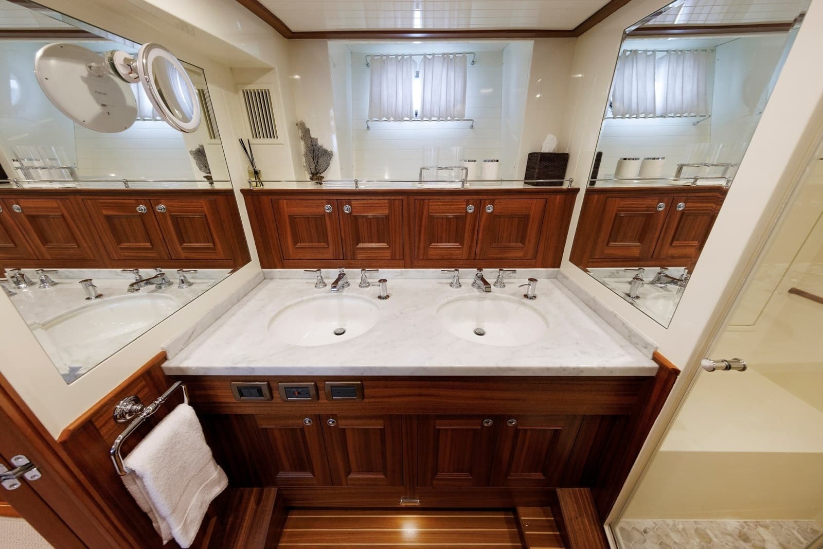 2016 Hunt Yachts 72 Flybridge - Photo 32