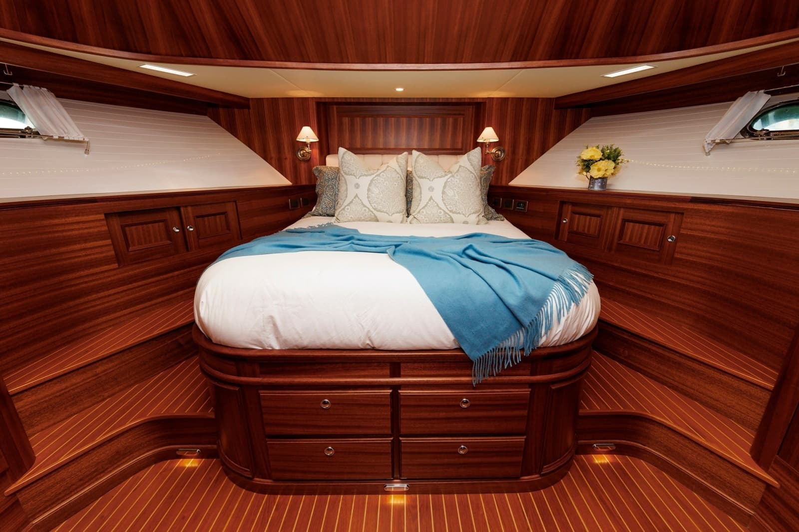 2016 Hunt Yachts 72 Flybridge - Photo 2