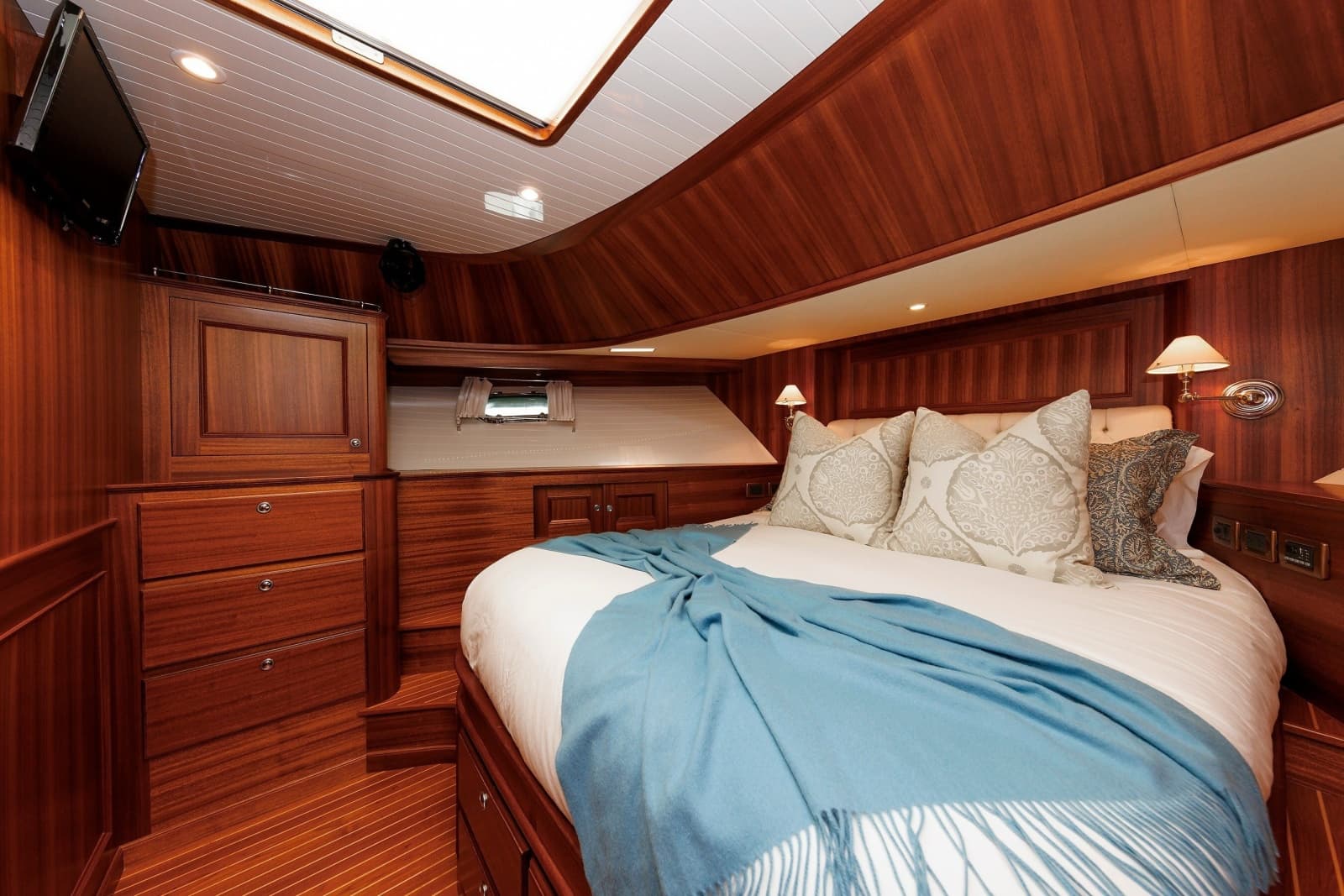 2016 Hunt Yachts 72 Flybridge - Photo 14
