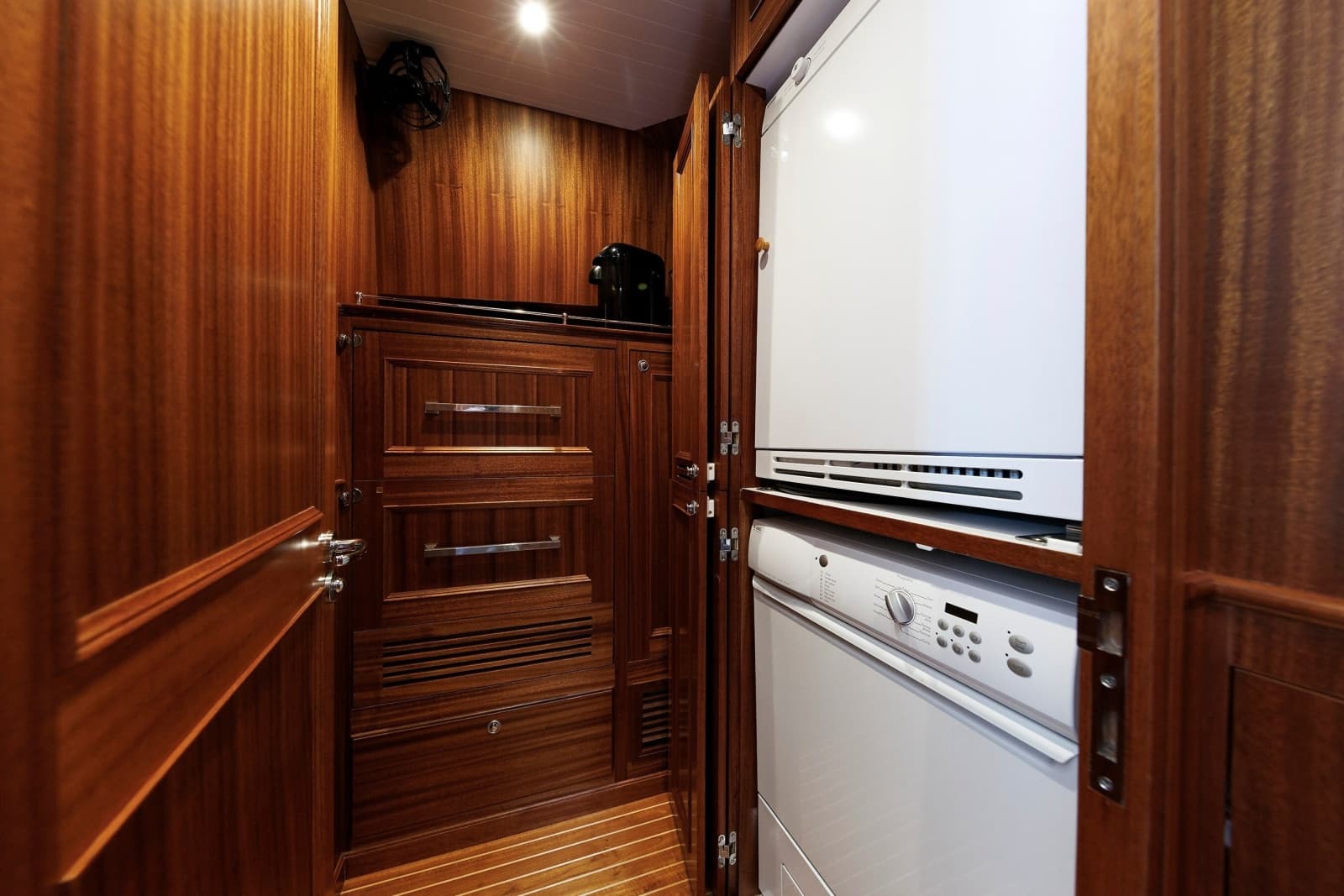2016 Hunt Yachts 72 Flybridge - Photo 22