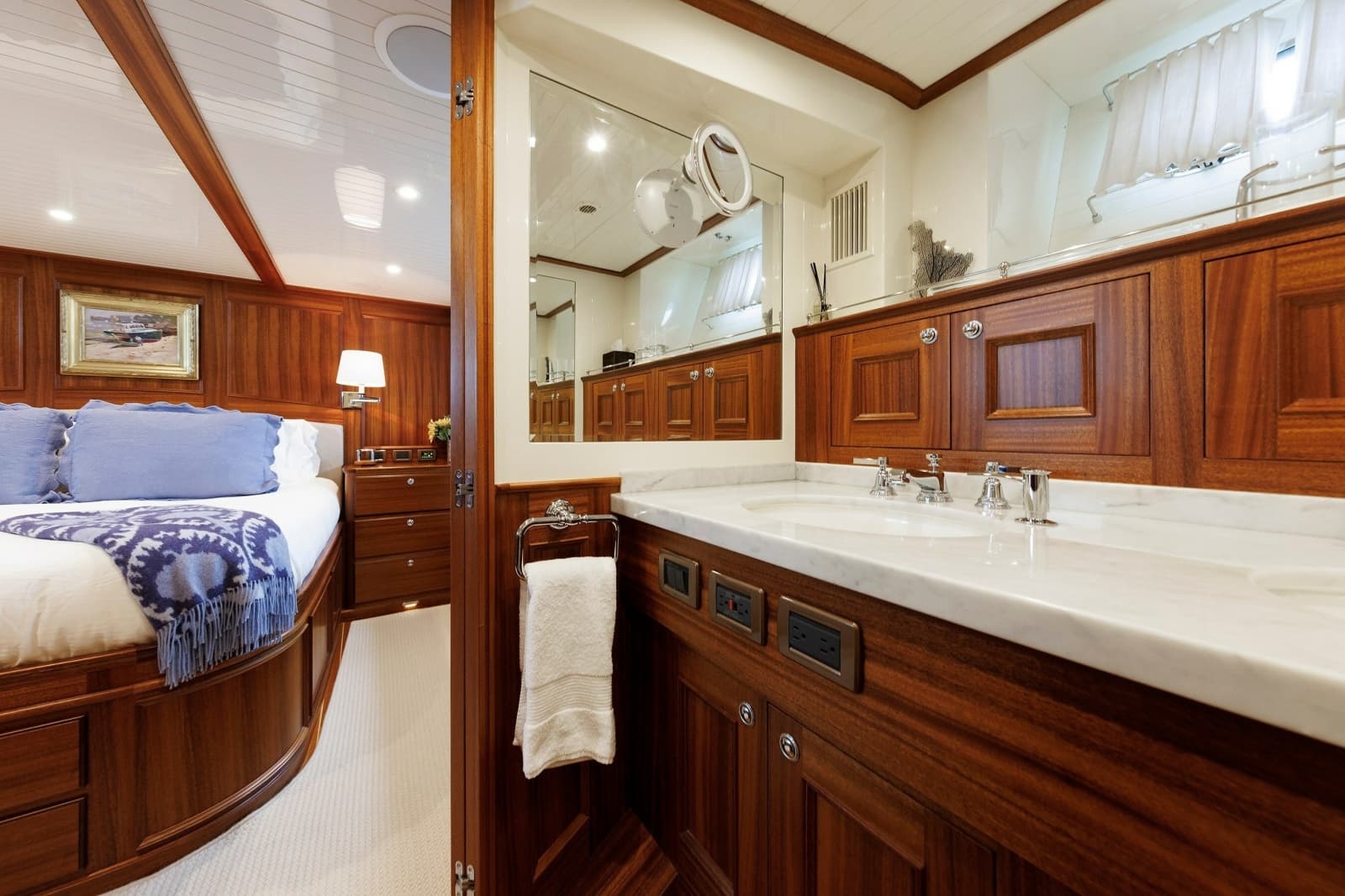 2016 Hunt Yachts 72 Flybridge - Photo 31