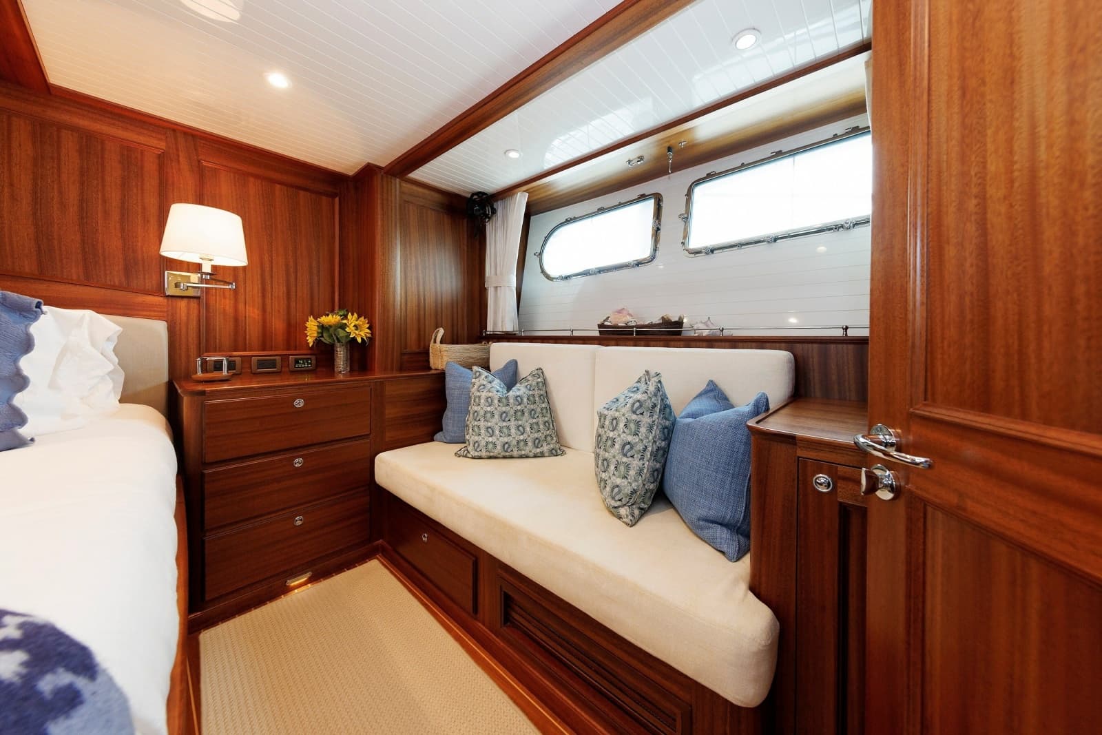 2016 Hunt Yachts 72 Flybridge - Photo 25