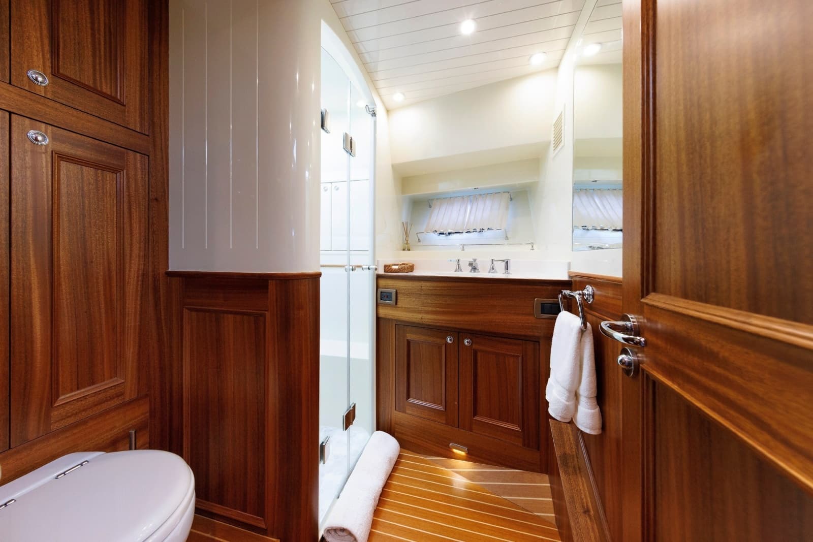 2016 Hunt Yachts 72 Flybridge - Photo 20