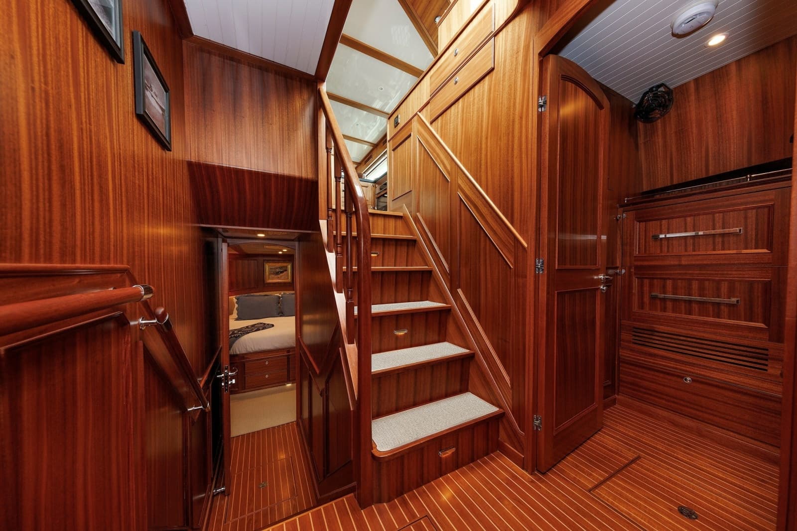 2016 Hunt Yachts 72 Flybridge - Photo 37