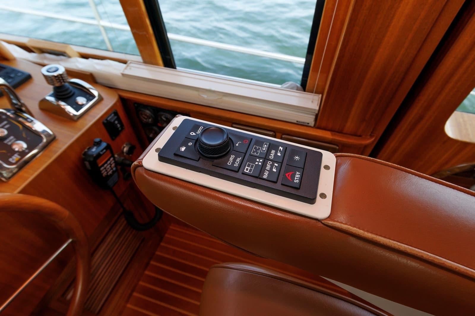 2016 Hunt Yachts 72 Flybridge - Photo 8