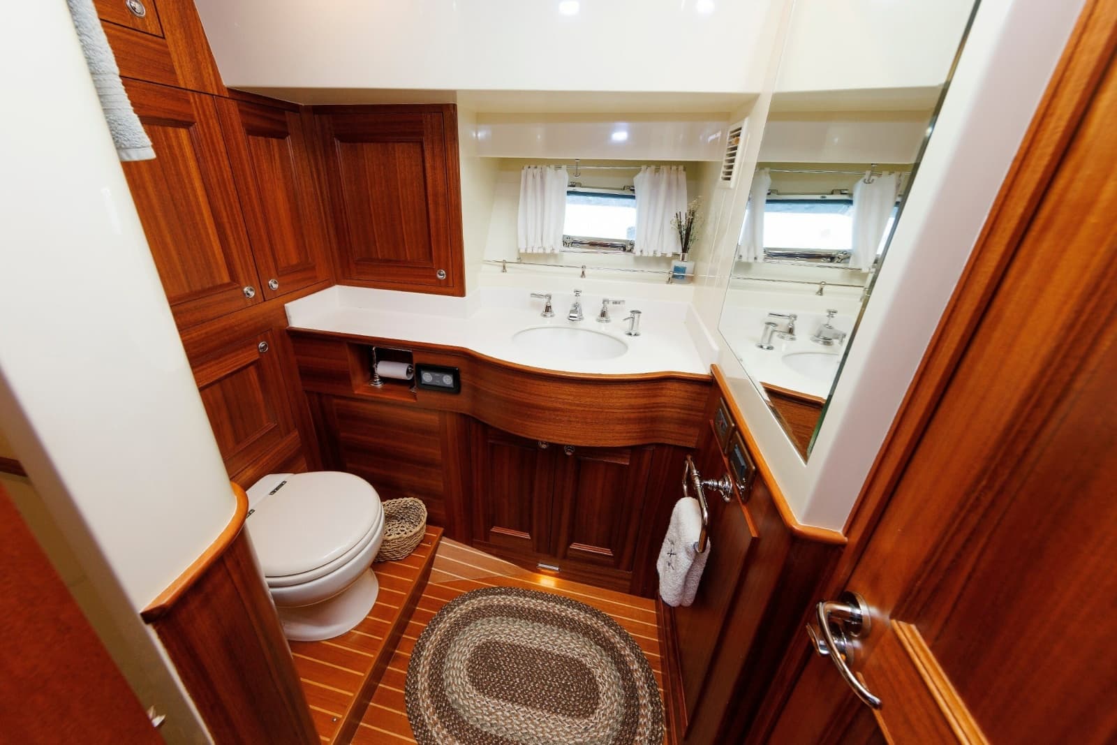2016 Hunt Yachts 72 Flybridge - Photo 18