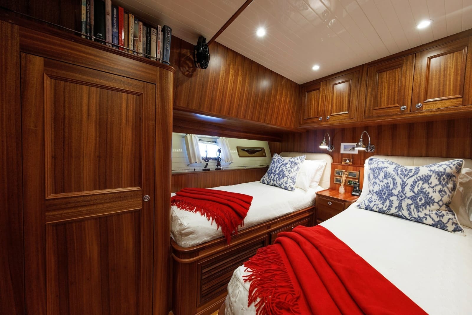 2016 Hunt Yachts 72 Flybridge - Photo 19