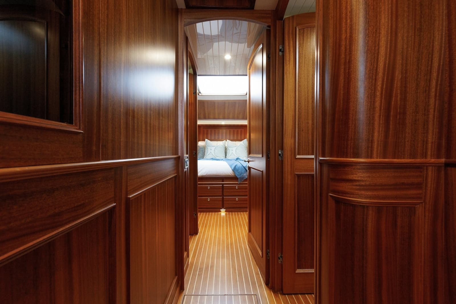 2016 Hunt Yachts 72 Flybridge - Photo 36