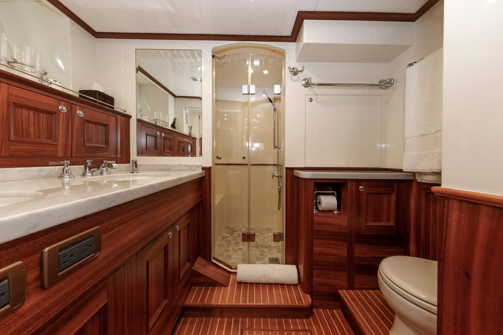 2016 Hunt Yachts 72 Flybridge - Photo 30