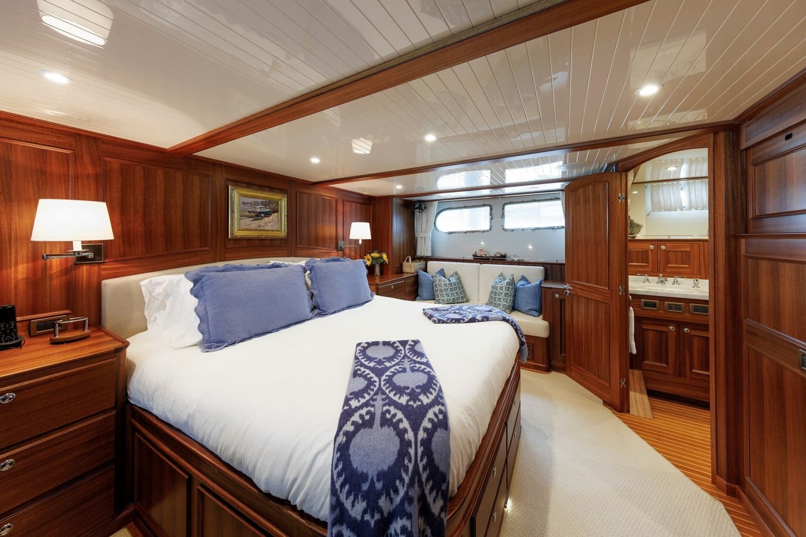 2016 Hunt Yachts 72 Flybridge - Photo 23