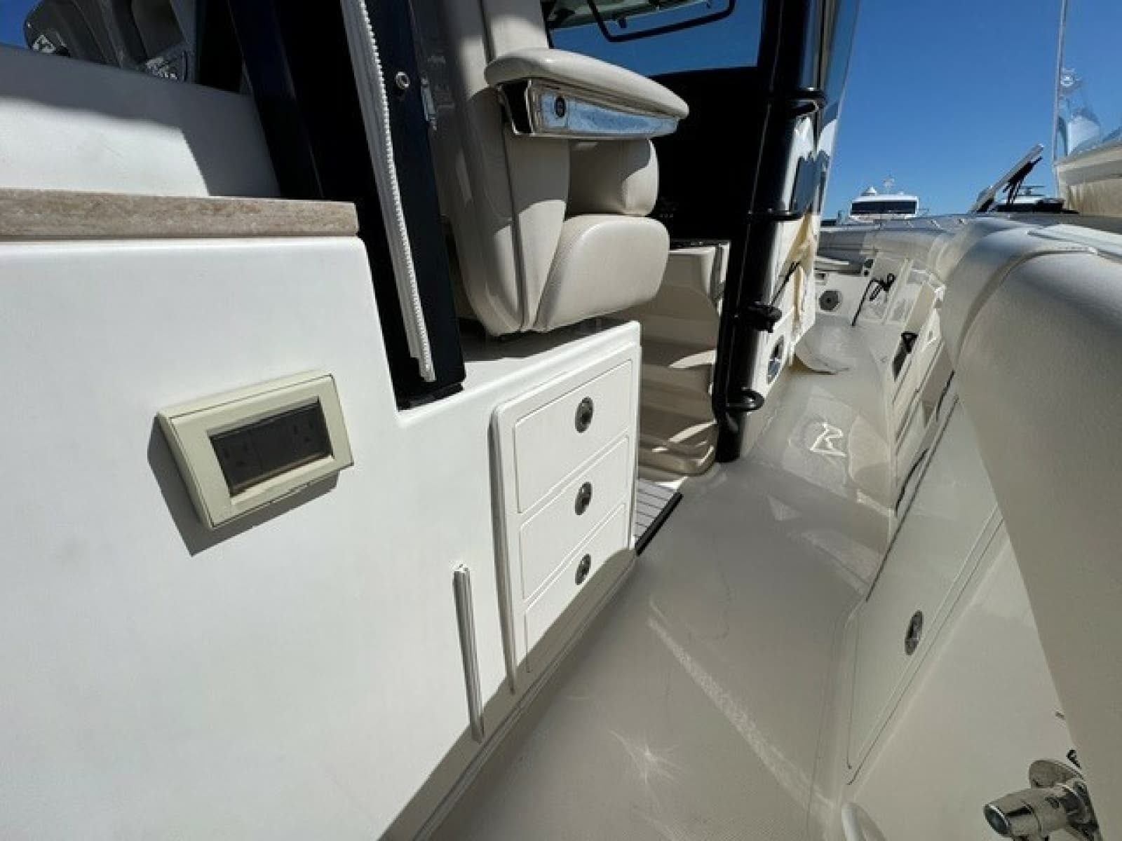 2021 Boston Whaler 380 Outrage - Photo 18