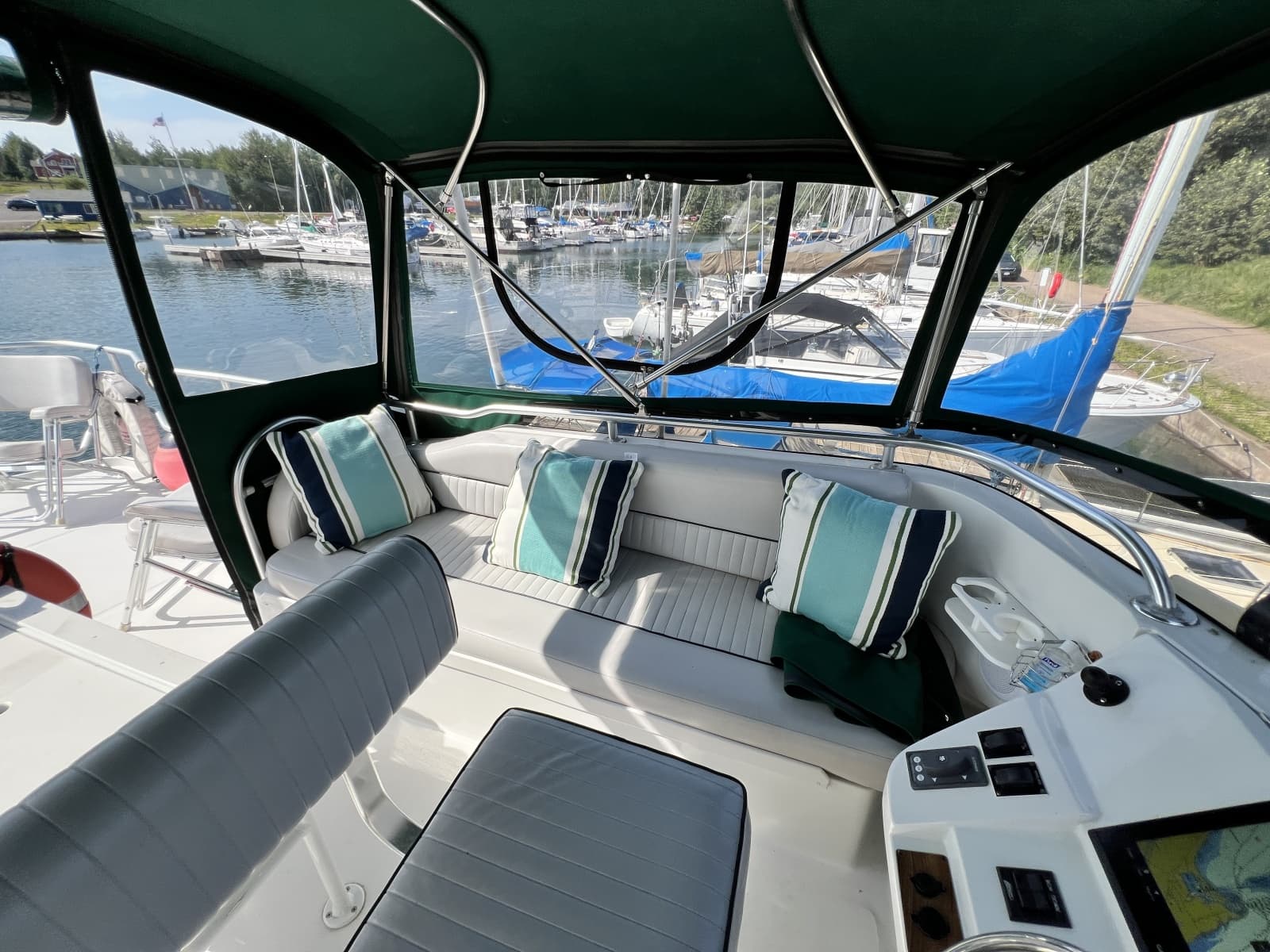 2001 Mainship 390 - Photo 19