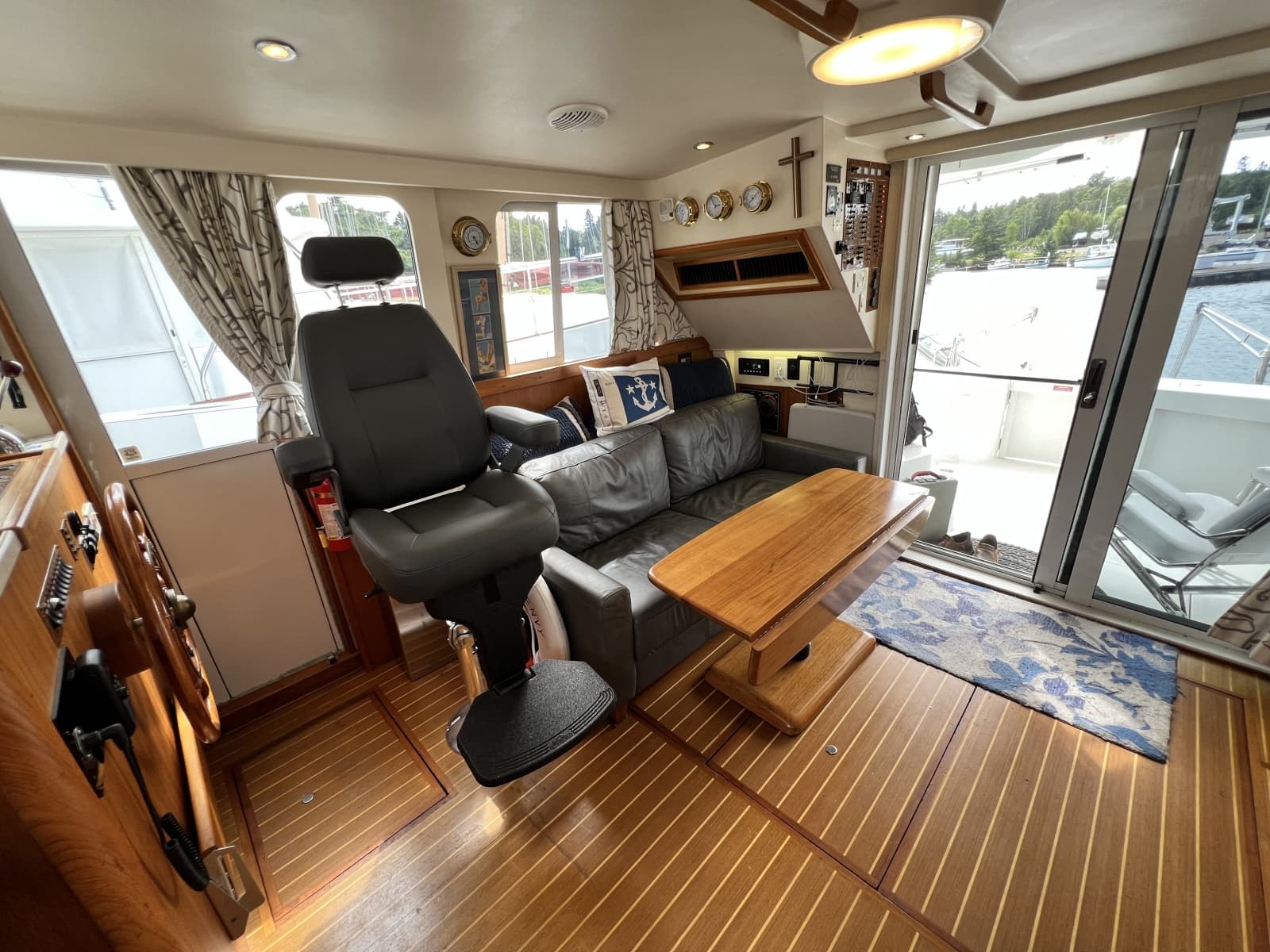 2001 Mainship 390 - Photo 28