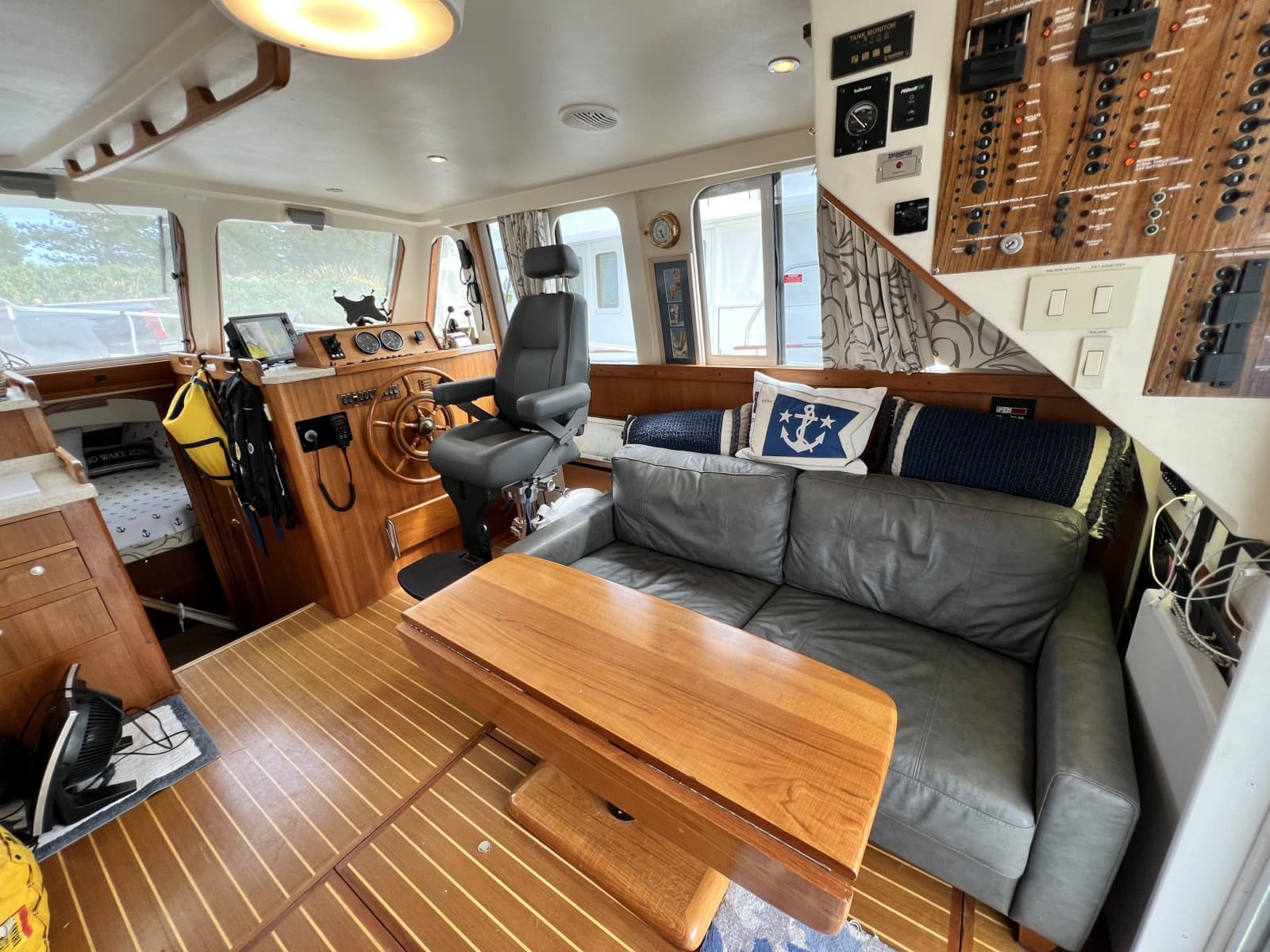 2001 Mainship 390 - Photo 40