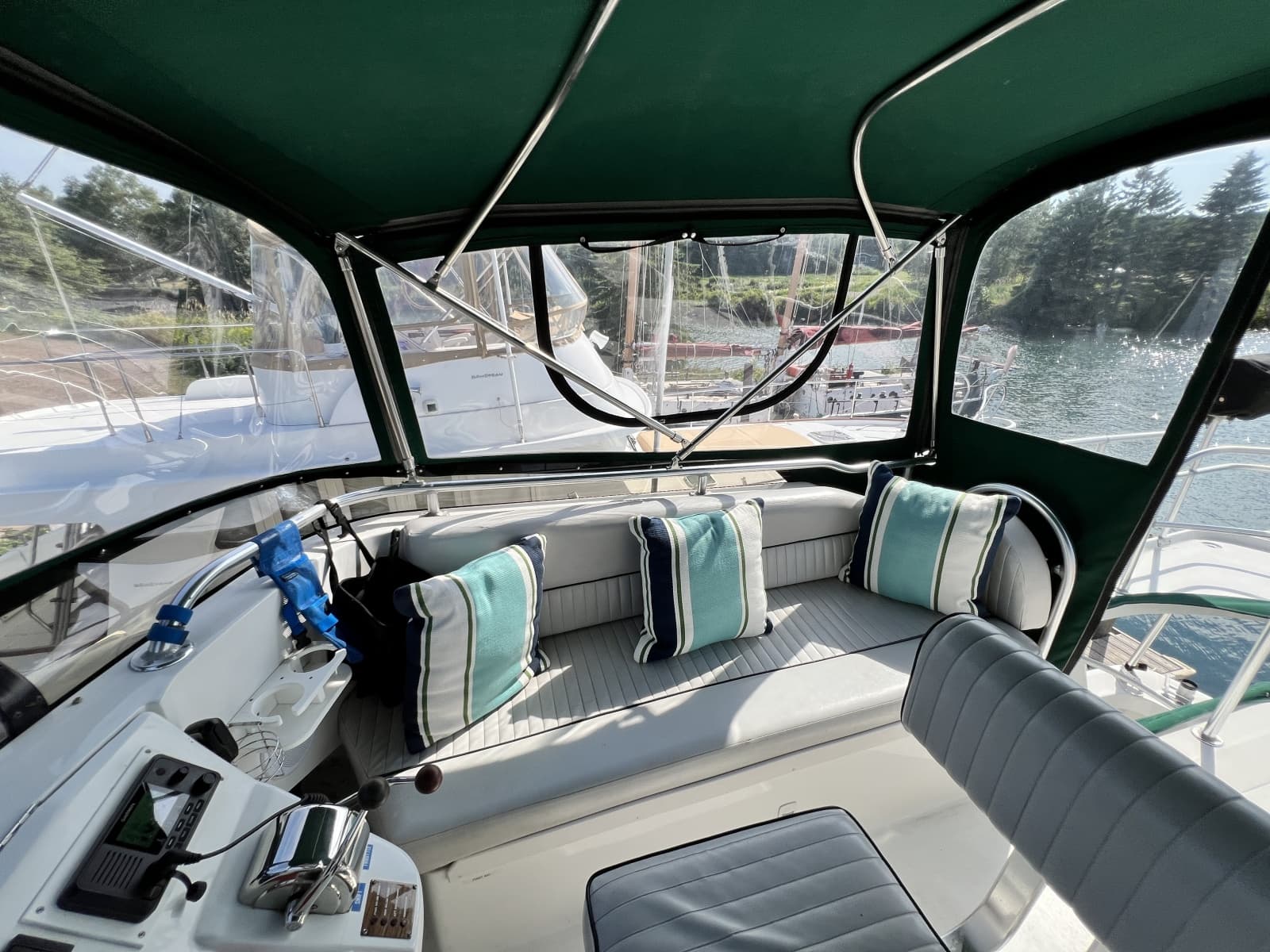 2001 Mainship 390 - Photo 17
