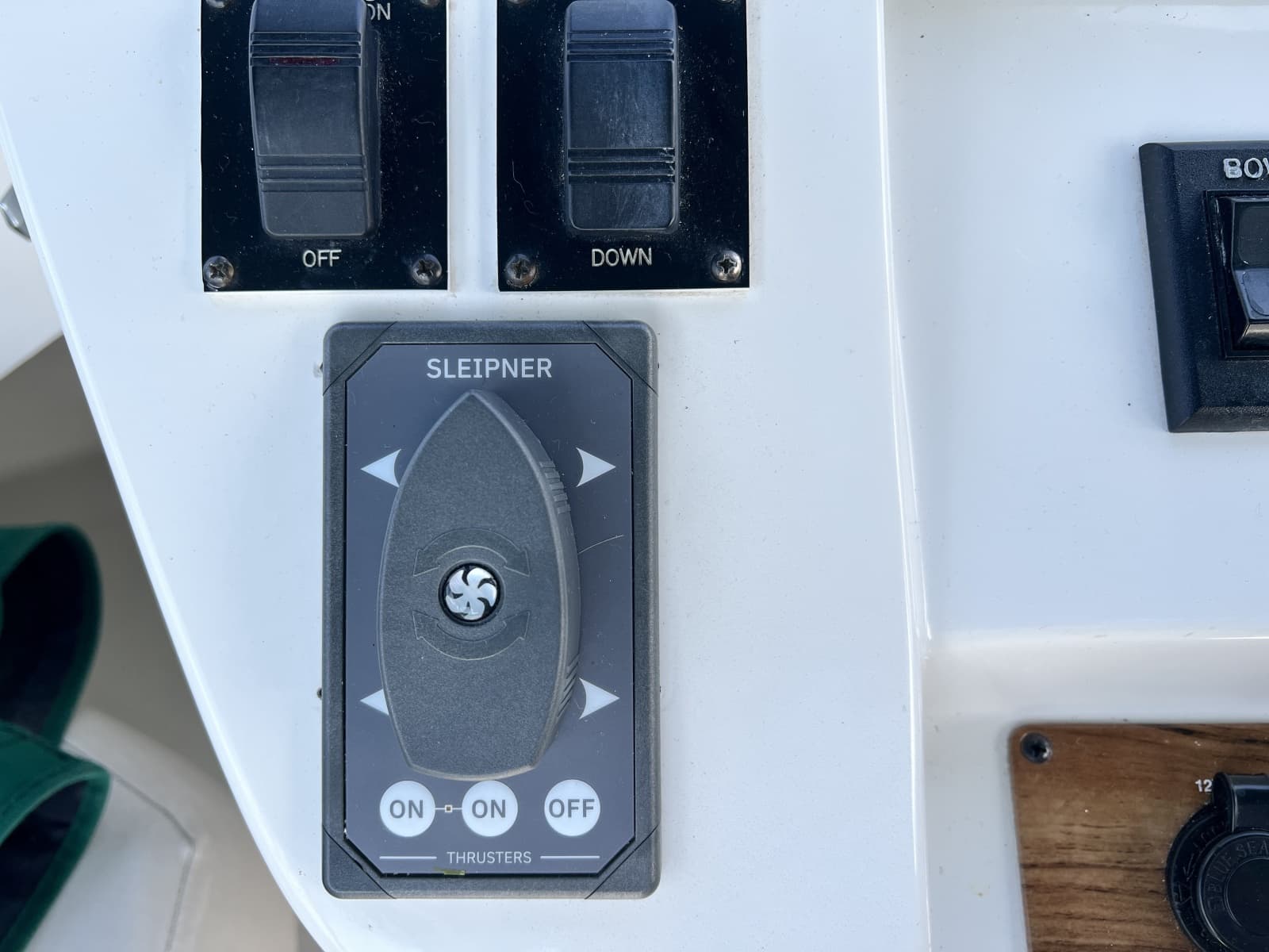 2001 Mainship 390 - Photo 25