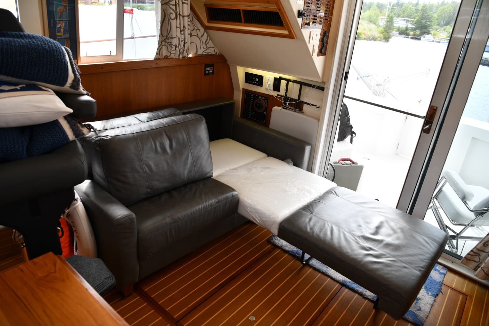2001 Mainship 390 - Photo 39
