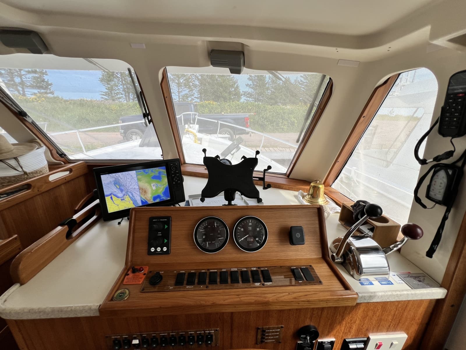 2001 Mainship 390 - Photo 30
