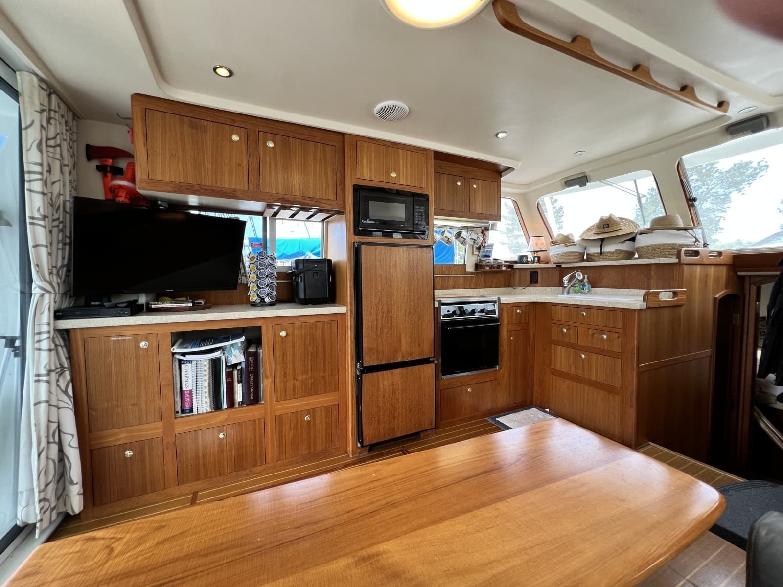 2001 Mainship 390 - Photo 41