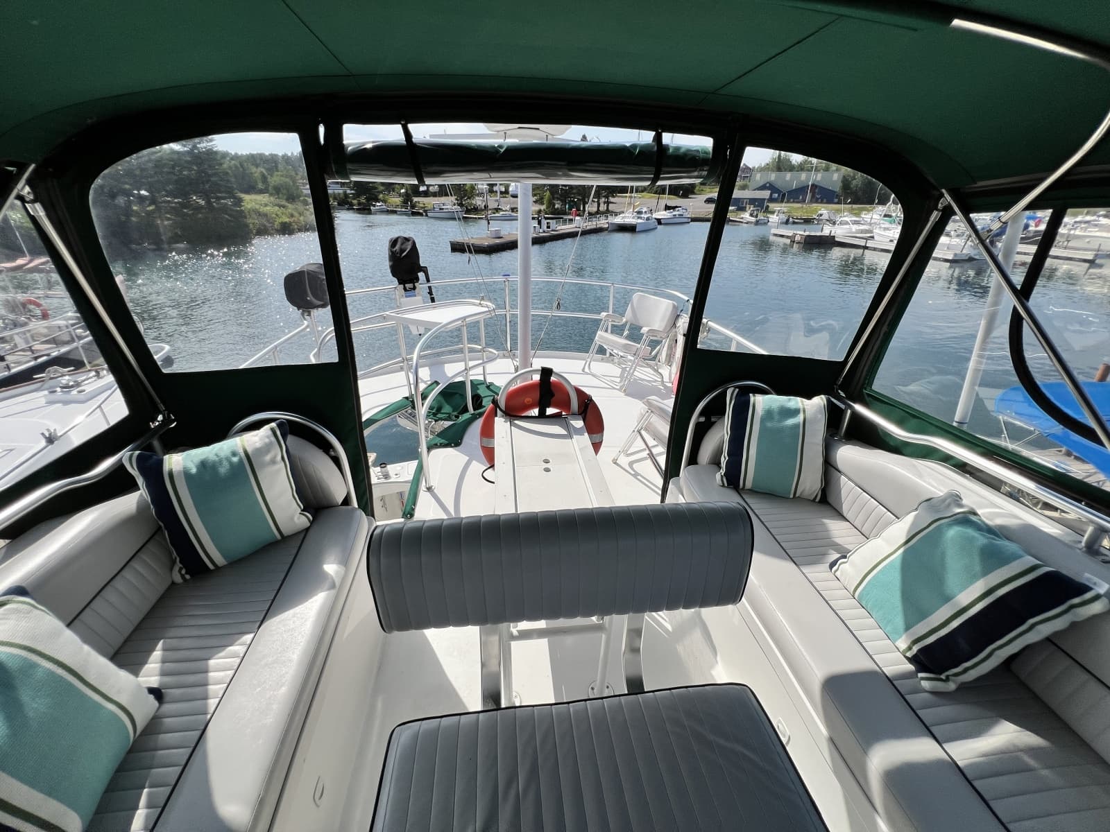 2001 Mainship 390 - Photo 18