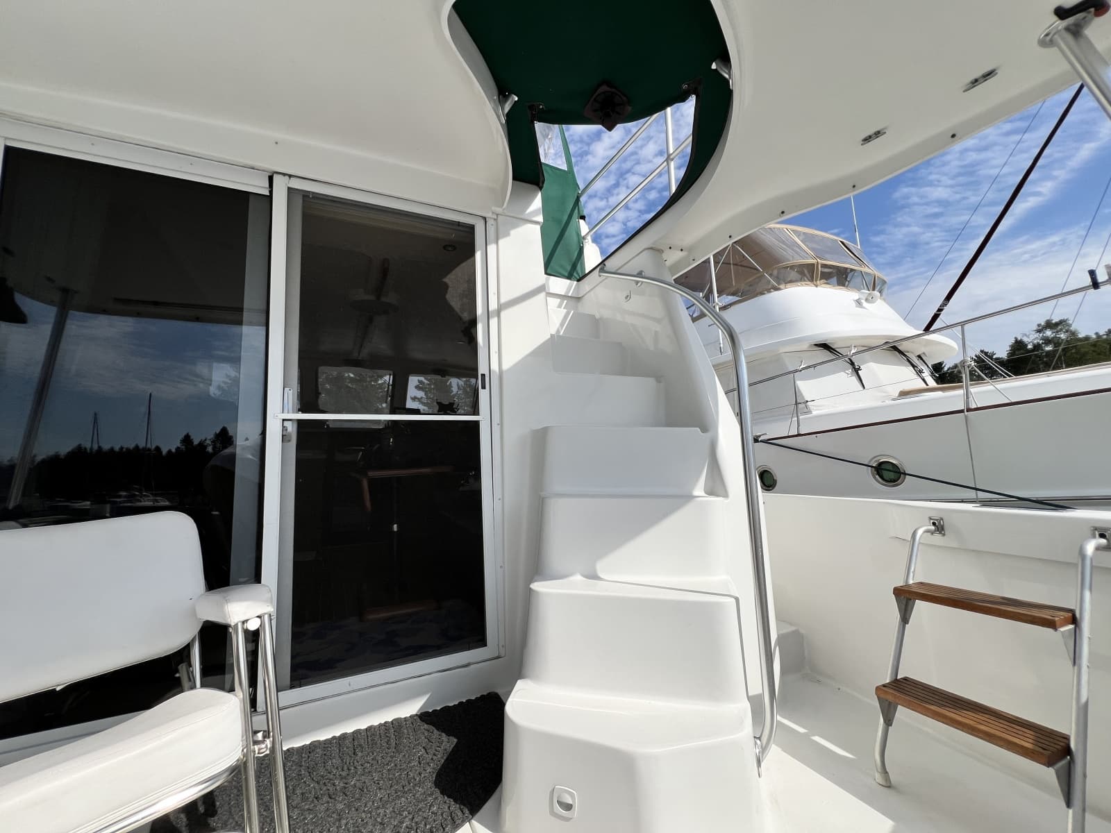 2001 Mainship 390 - Photo 15