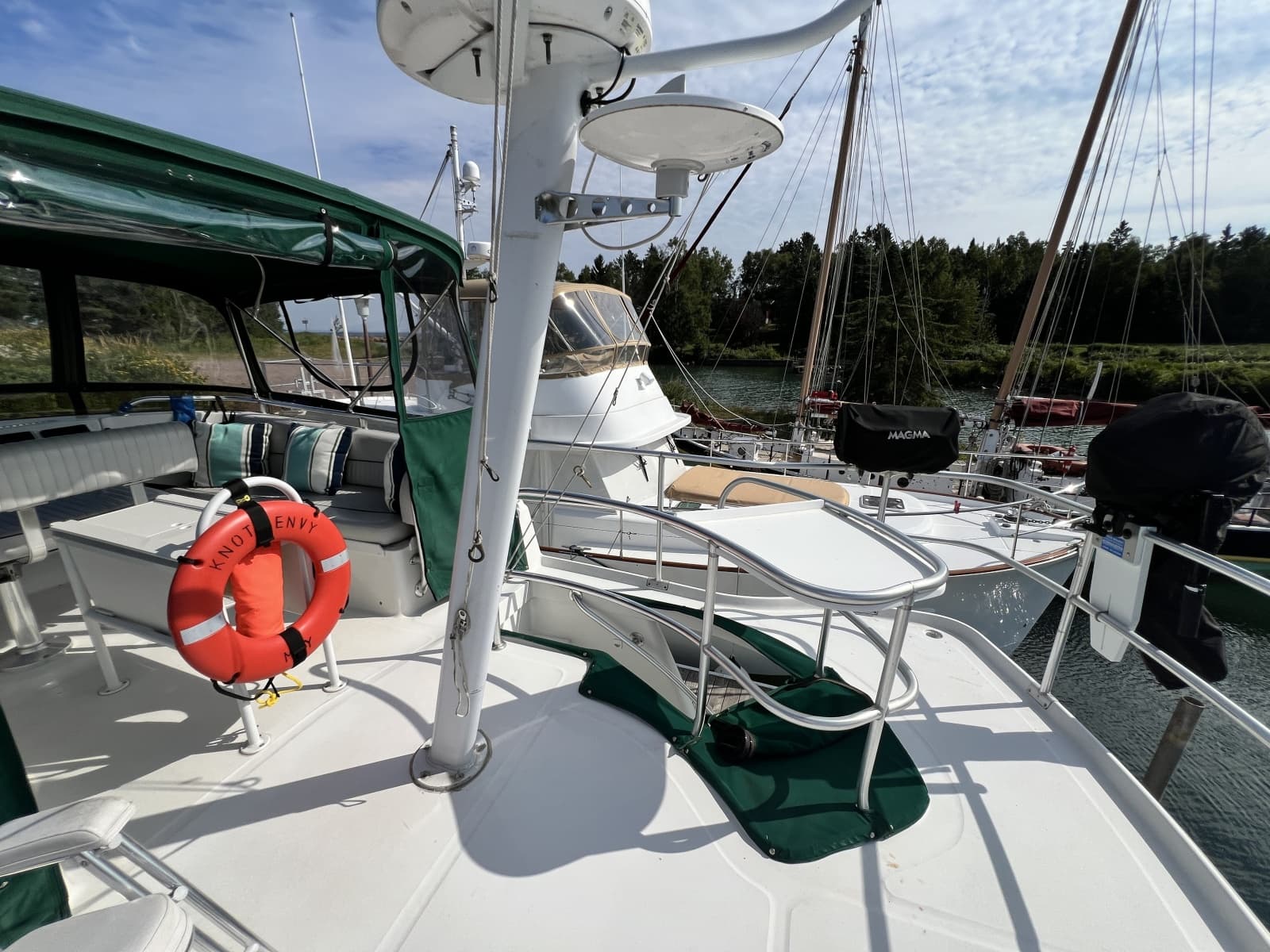 2001 Mainship 390 - Photo 23