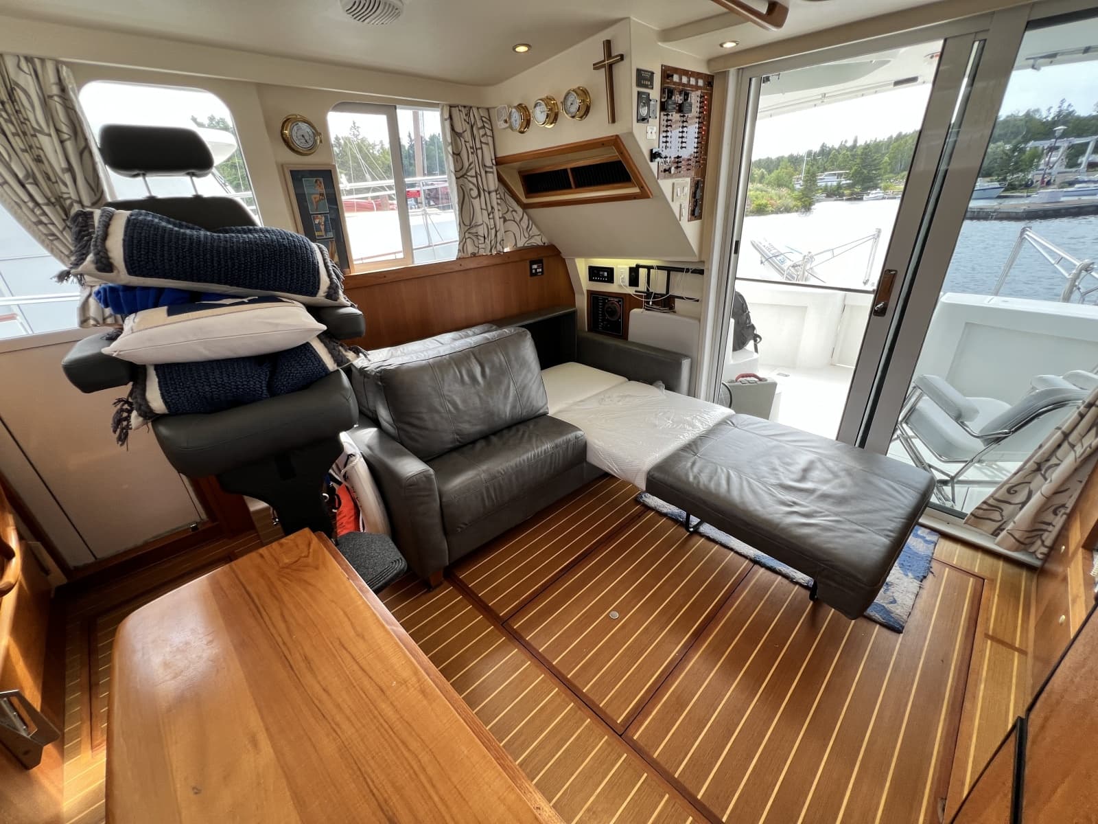 2001 Mainship 390 - Photo 29
