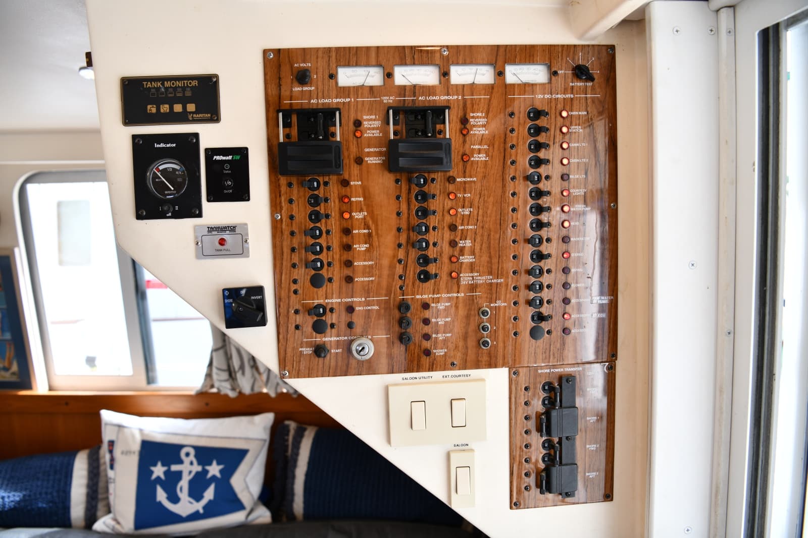2001 Mainship 390 - Photo 47