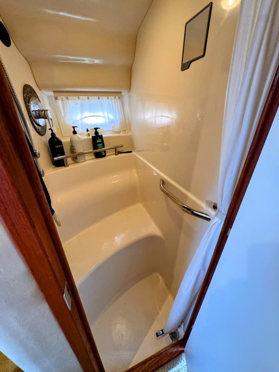 2005 Sea Ray 390 Sundancer - Photo 41
