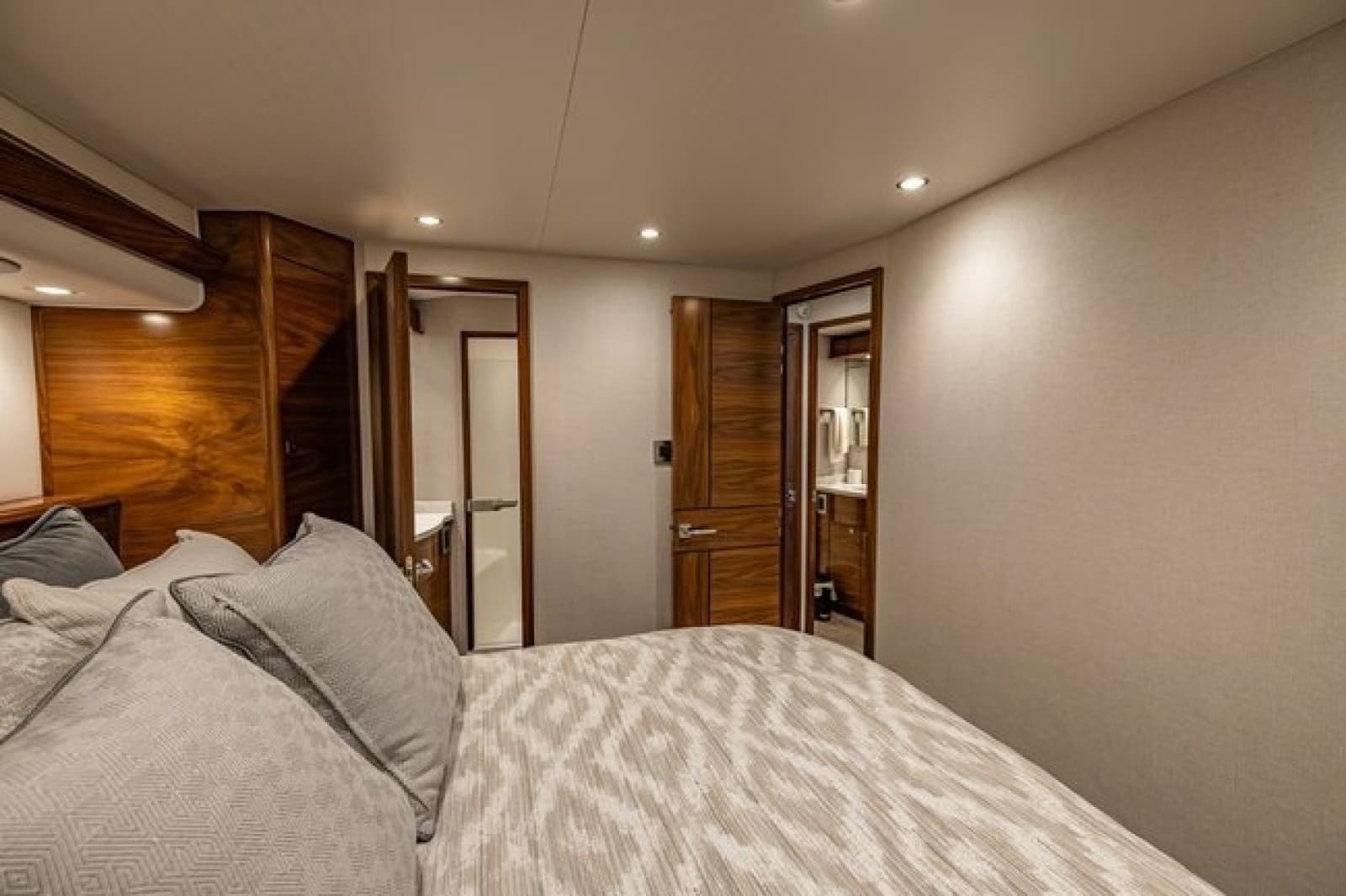 2025 Viking 58 Convertible - Photo 15