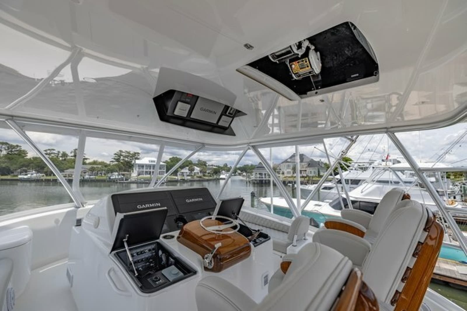 2025 Viking 58 Convertible - Photo 22