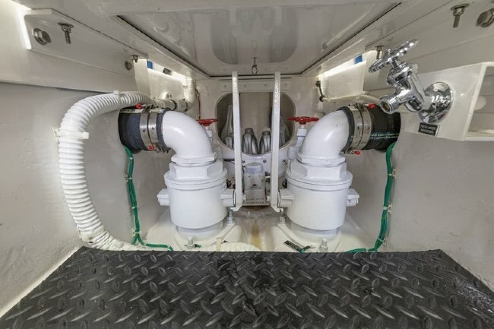2025 Viking 58 Convertible - Photo 33