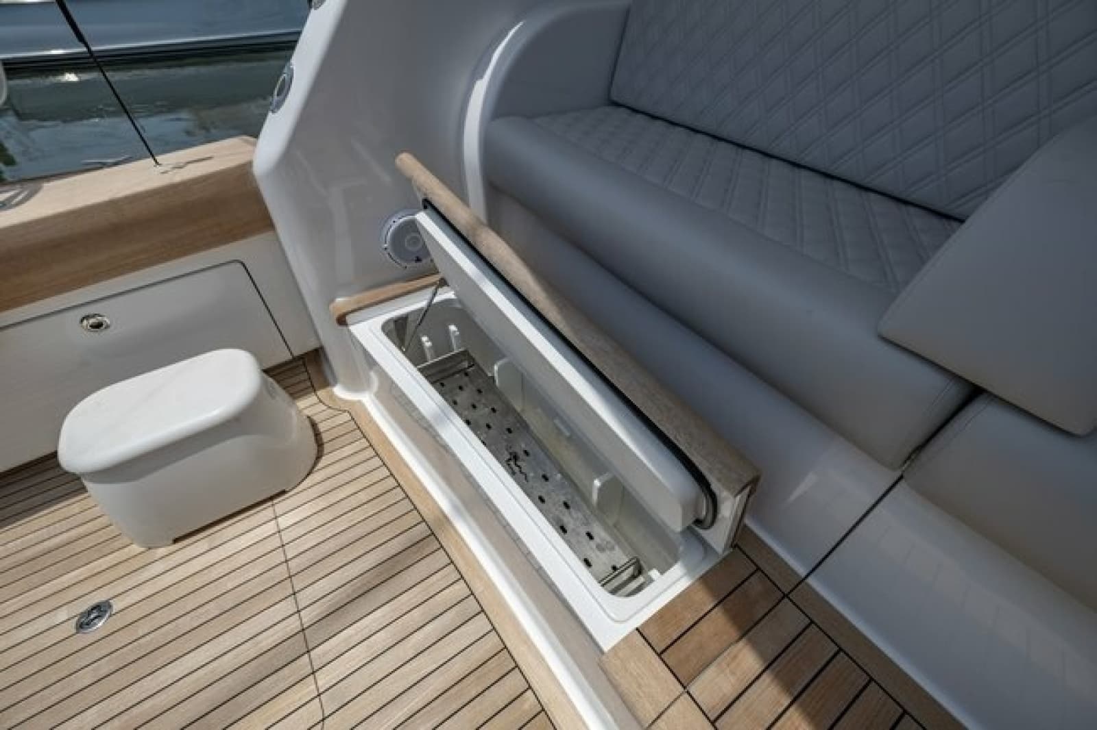 2025 Viking 58 Convertible - Photo 25