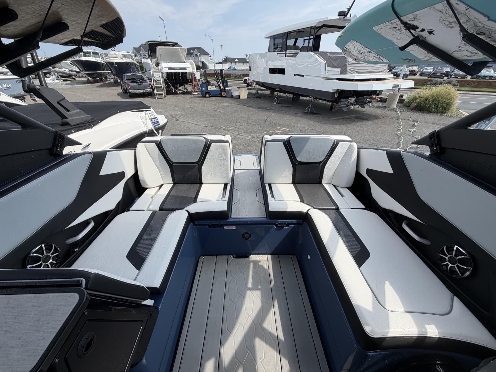 2023 Yamaha Boats 255XD - Photo 7