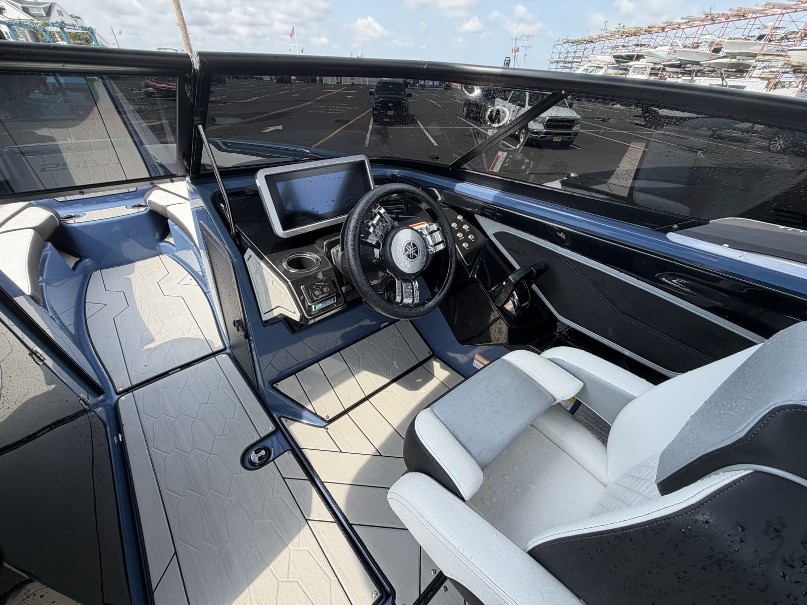 2023 Yamaha Boats 255XD - Photo 10