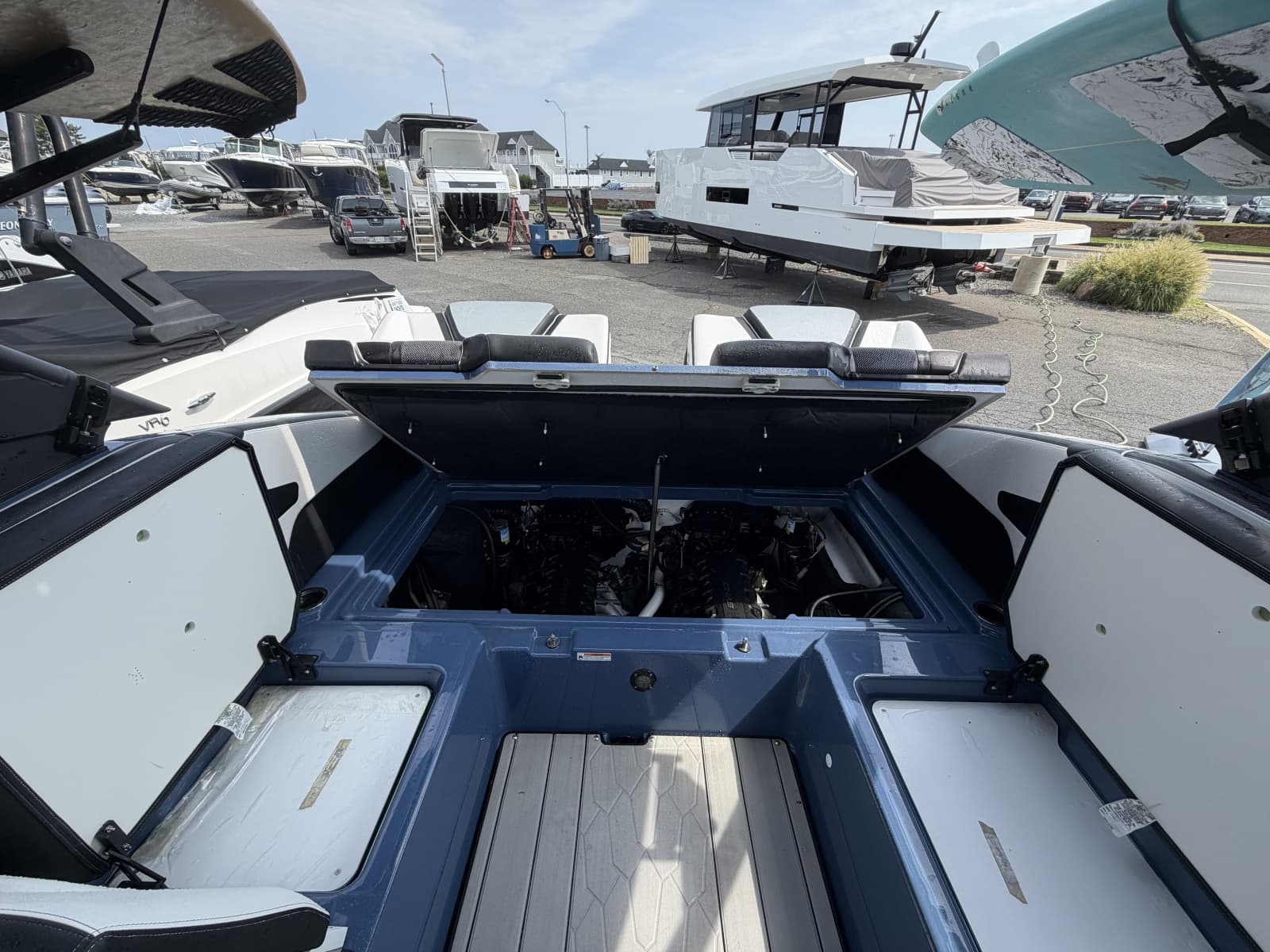 2023 Yamaha Boats 255XD - Photo 16