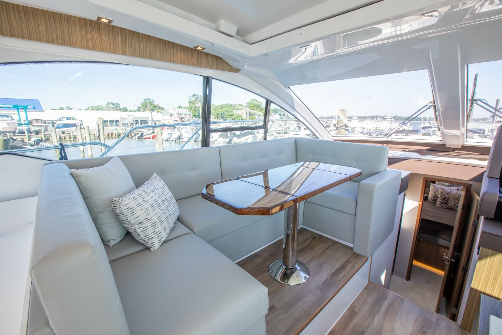 2024 Cruisers Yachts 50 Cantius - Photo 28