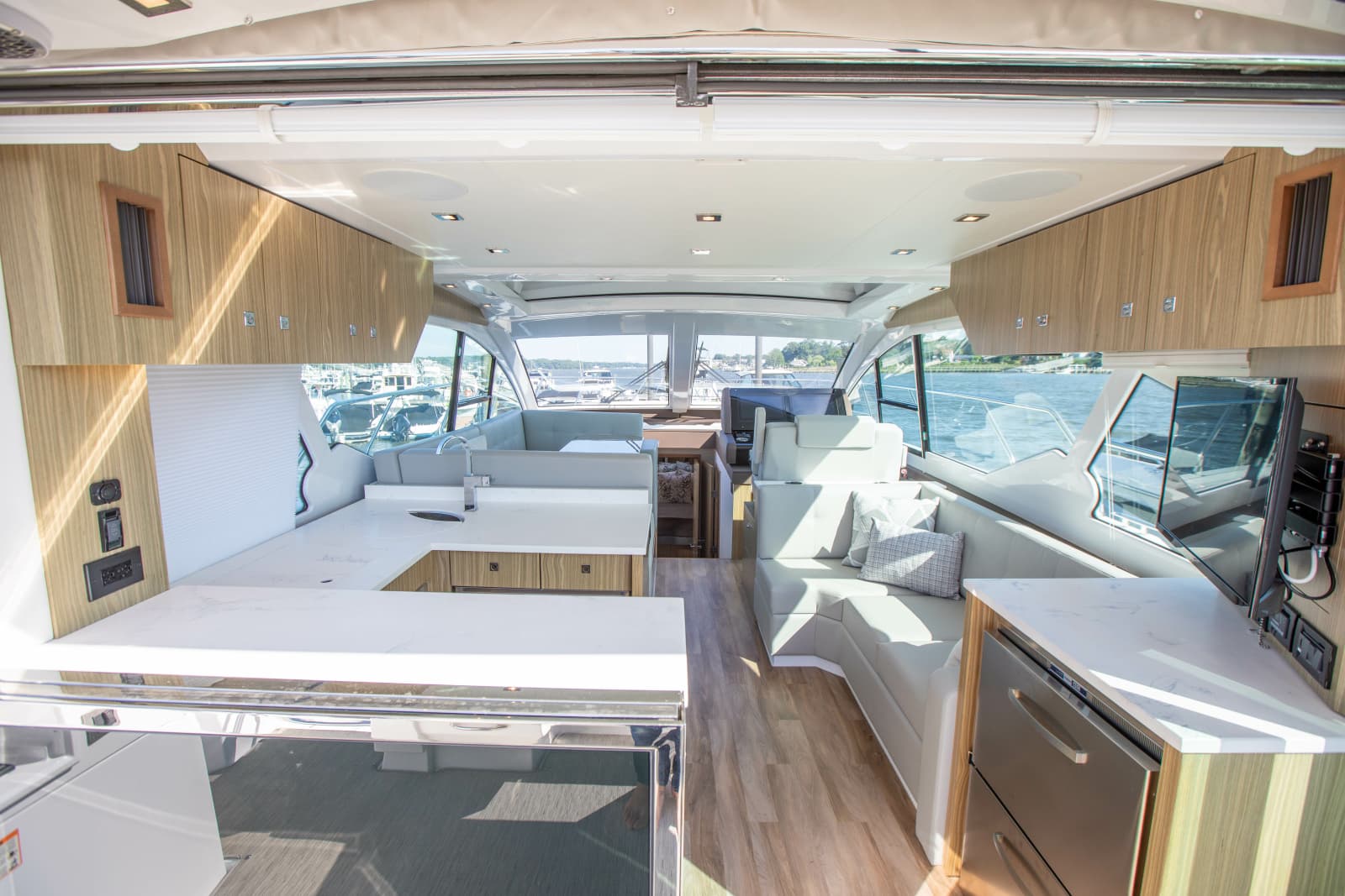 2024 Cruisers Yachts 50 Cantius - Photo 19