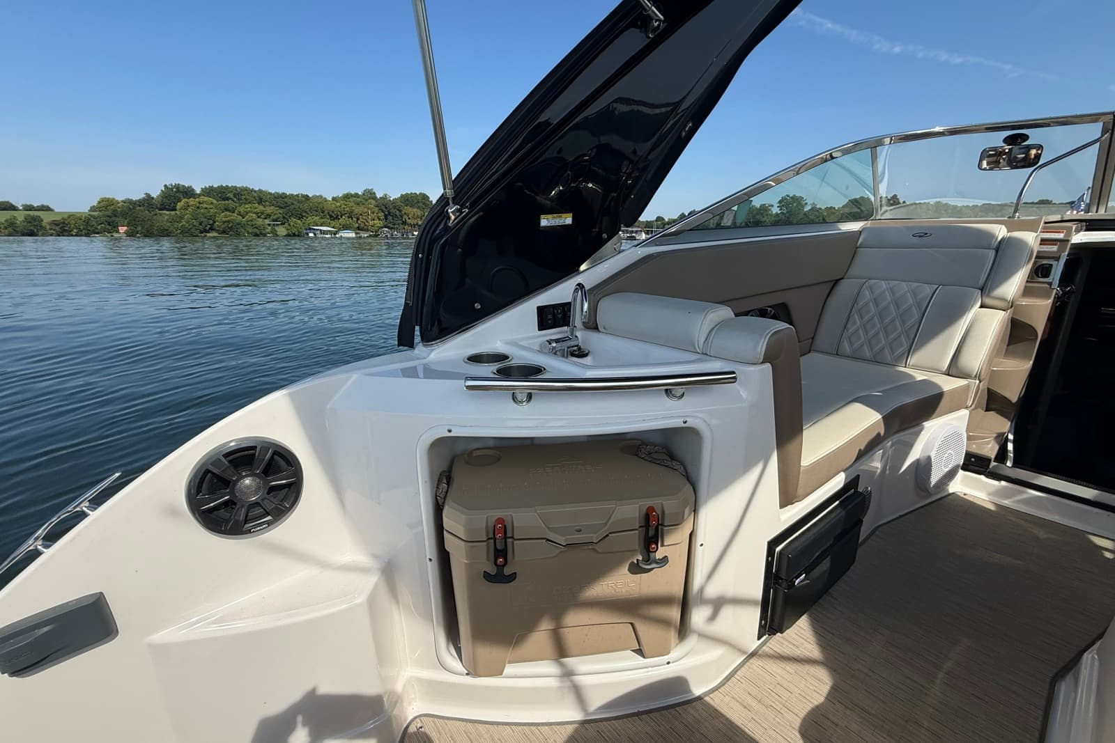 2018 Regal 28 Express - Photo 17