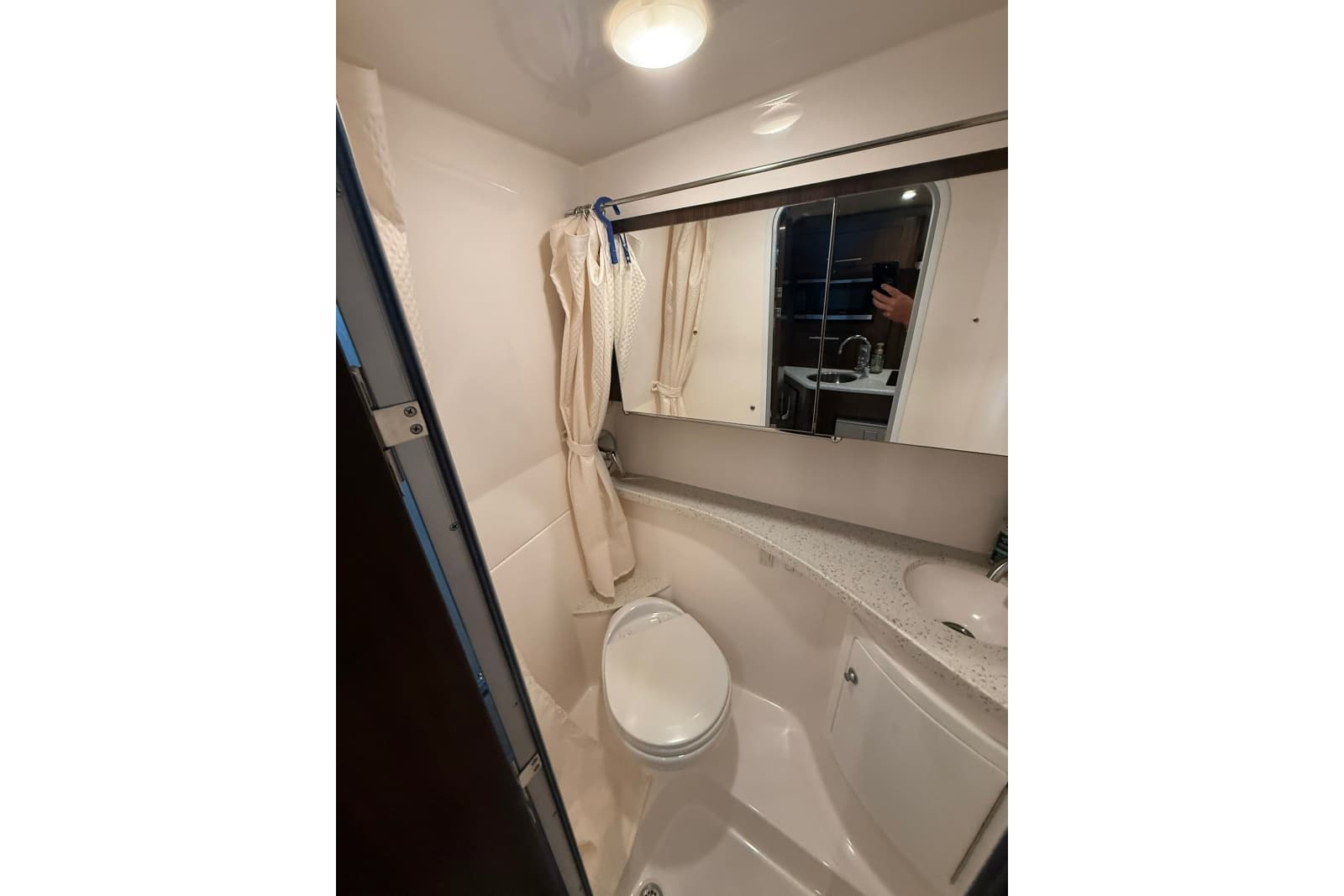 2018 Regal 28 Express - Photo 26