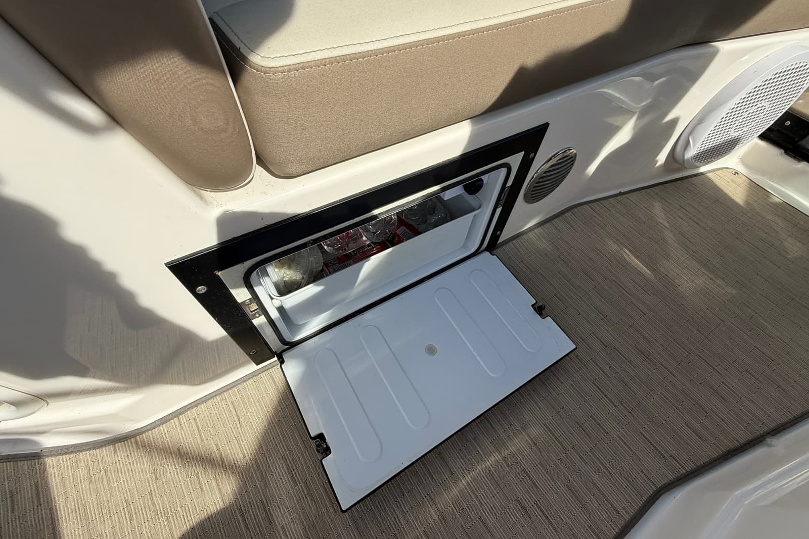 2018 Regal 28 Express - Photo 18