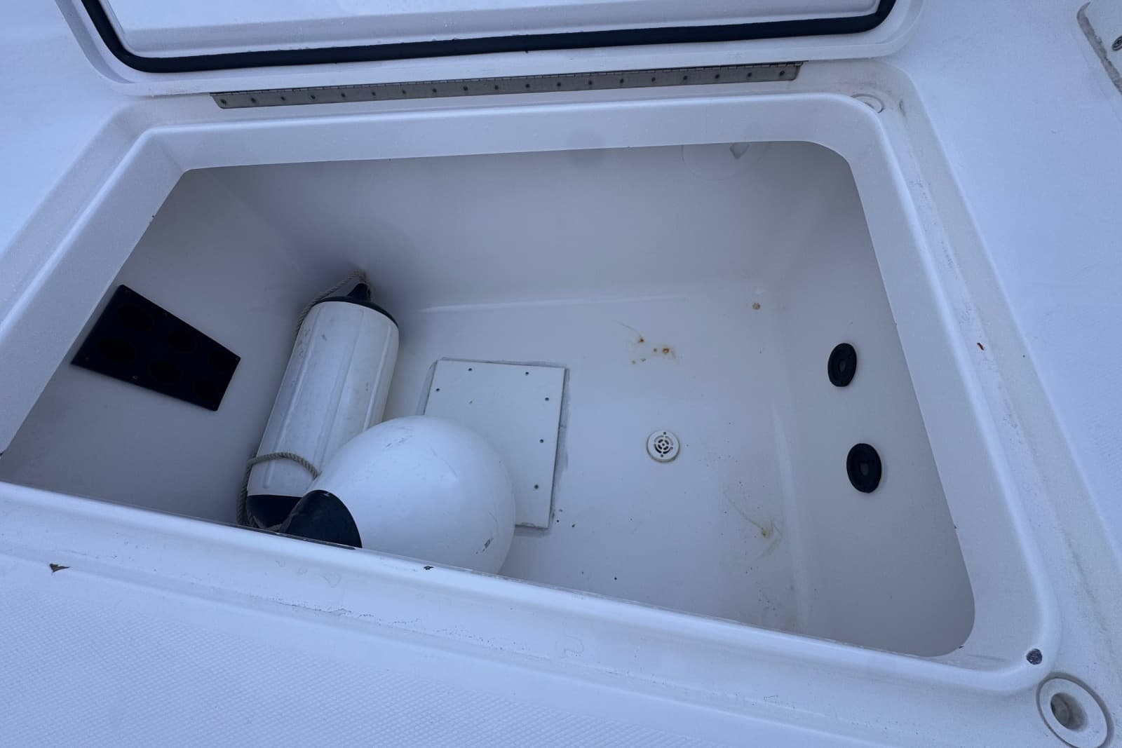 2016 Regulator 34 - Photo 23