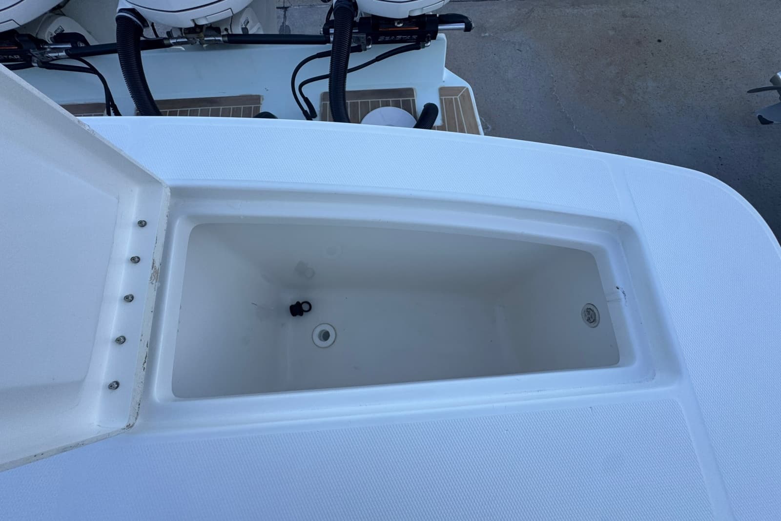 2016 Regulator 34 - Photo 21