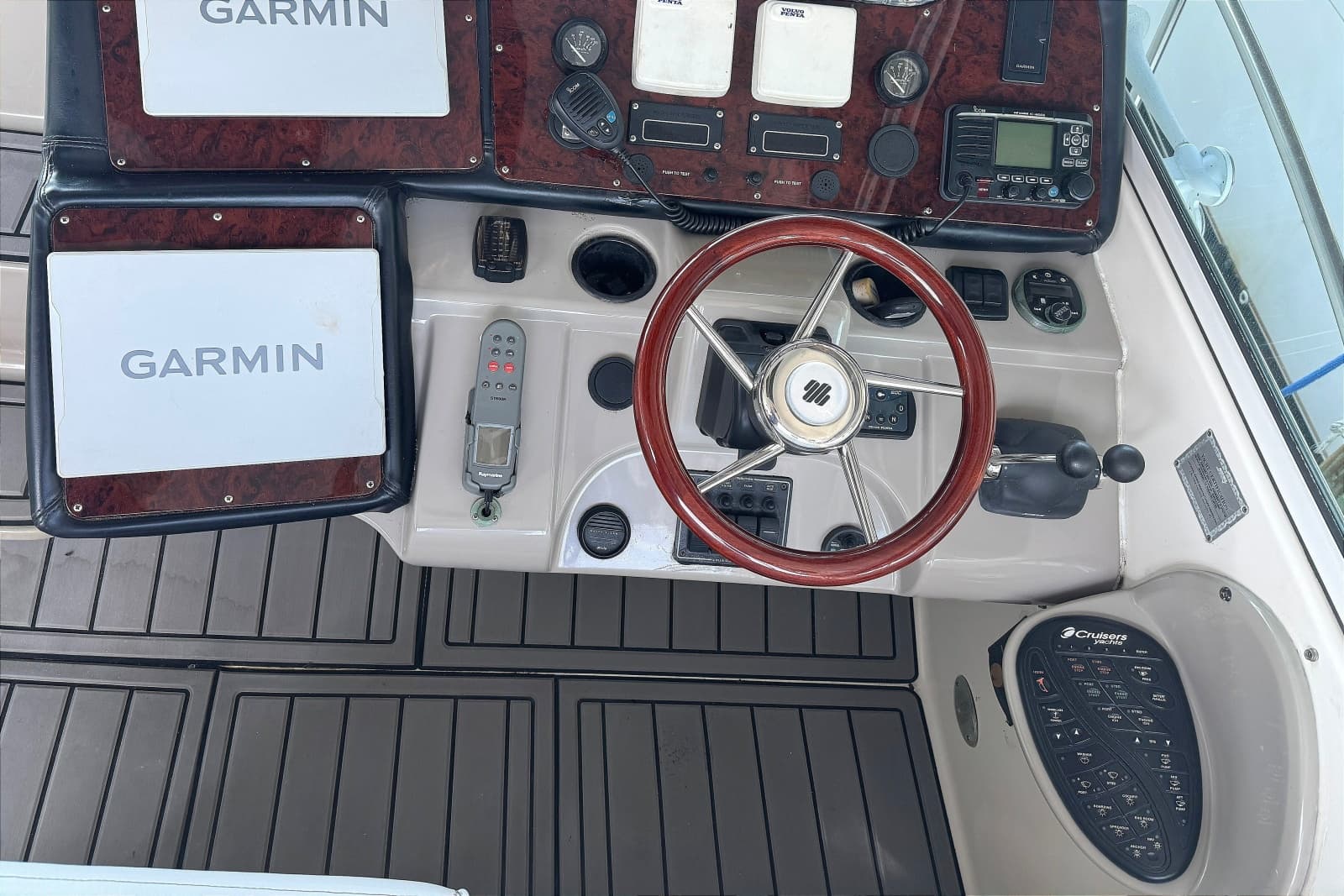 2003 Cruisers Yachts 3970 Express - Photo 7