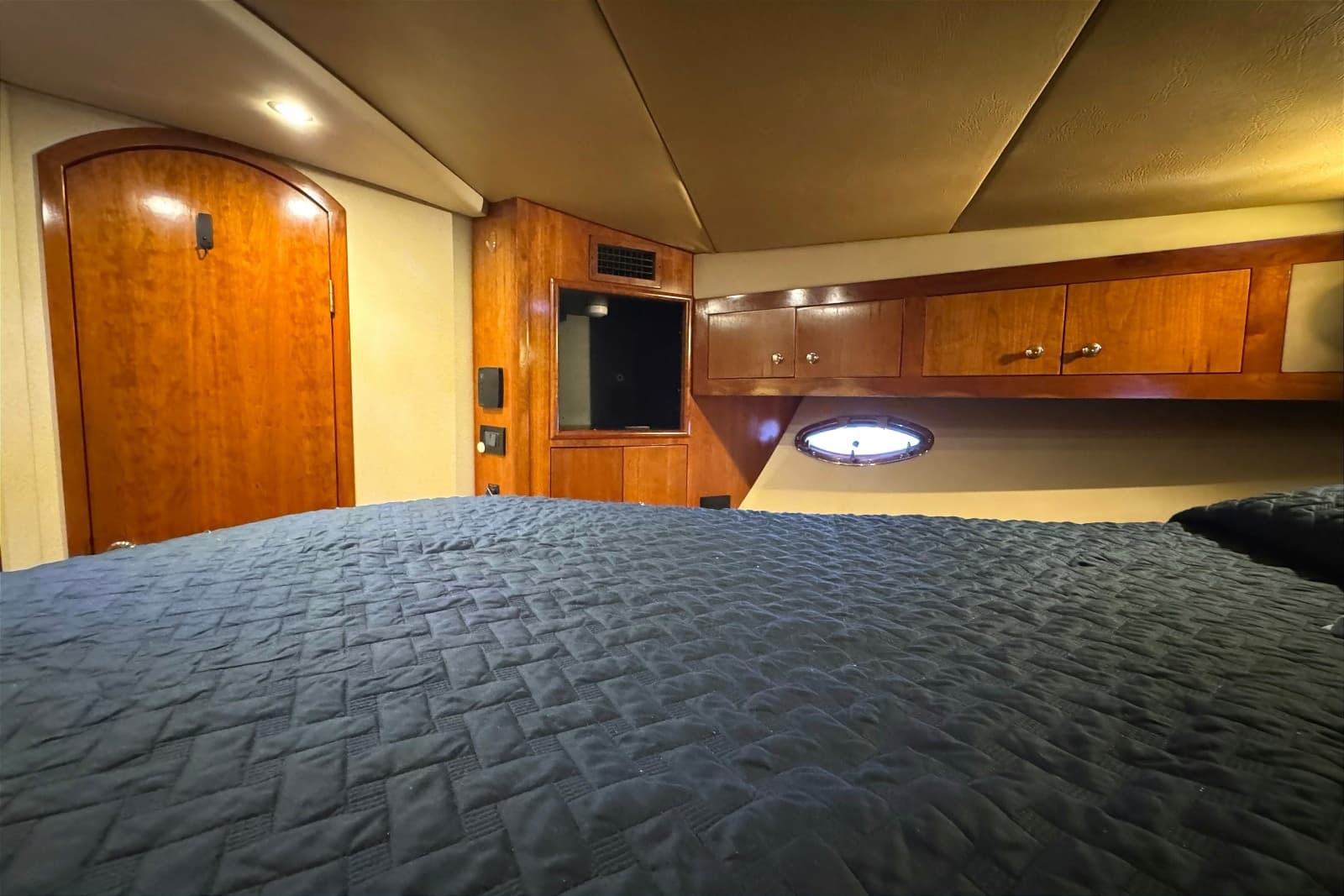 2003 Cruisers Yachts 3970 Express - Photo 24