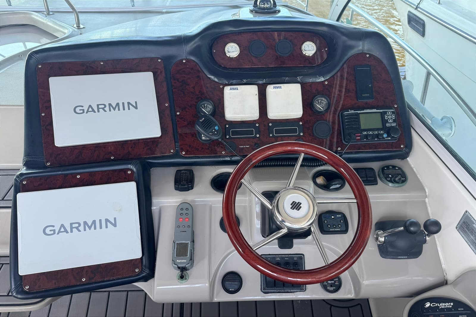 2003 Cruisers Yachts 3970 Express - Photo 6