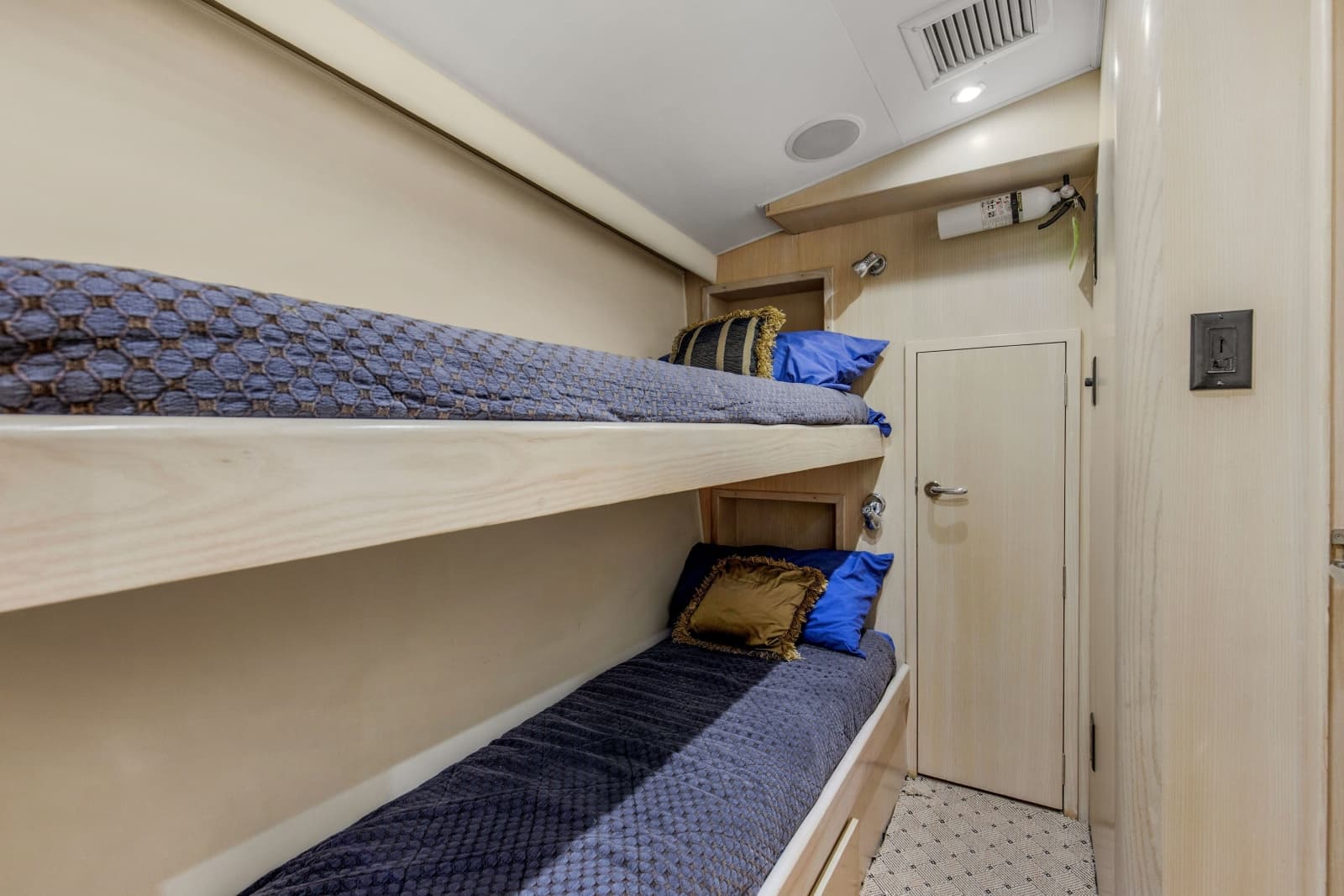 1998 Hatteras 60 Convertible - Photo 15
