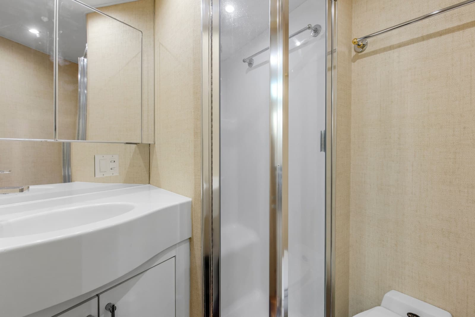 1998 Hatteras 60 Convertible - Photo 22