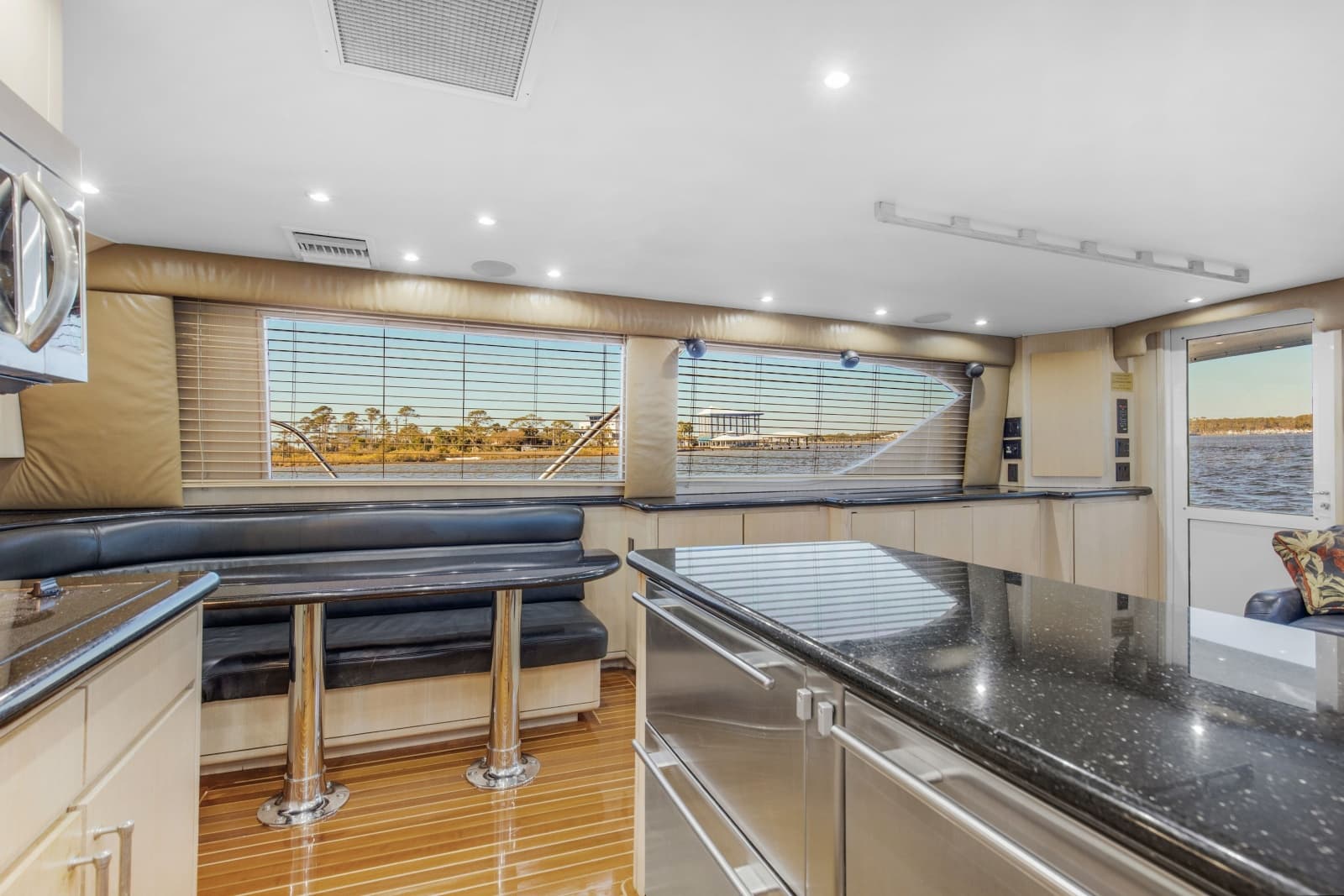 1998 Hatteras 60 Convertible - Photo 9